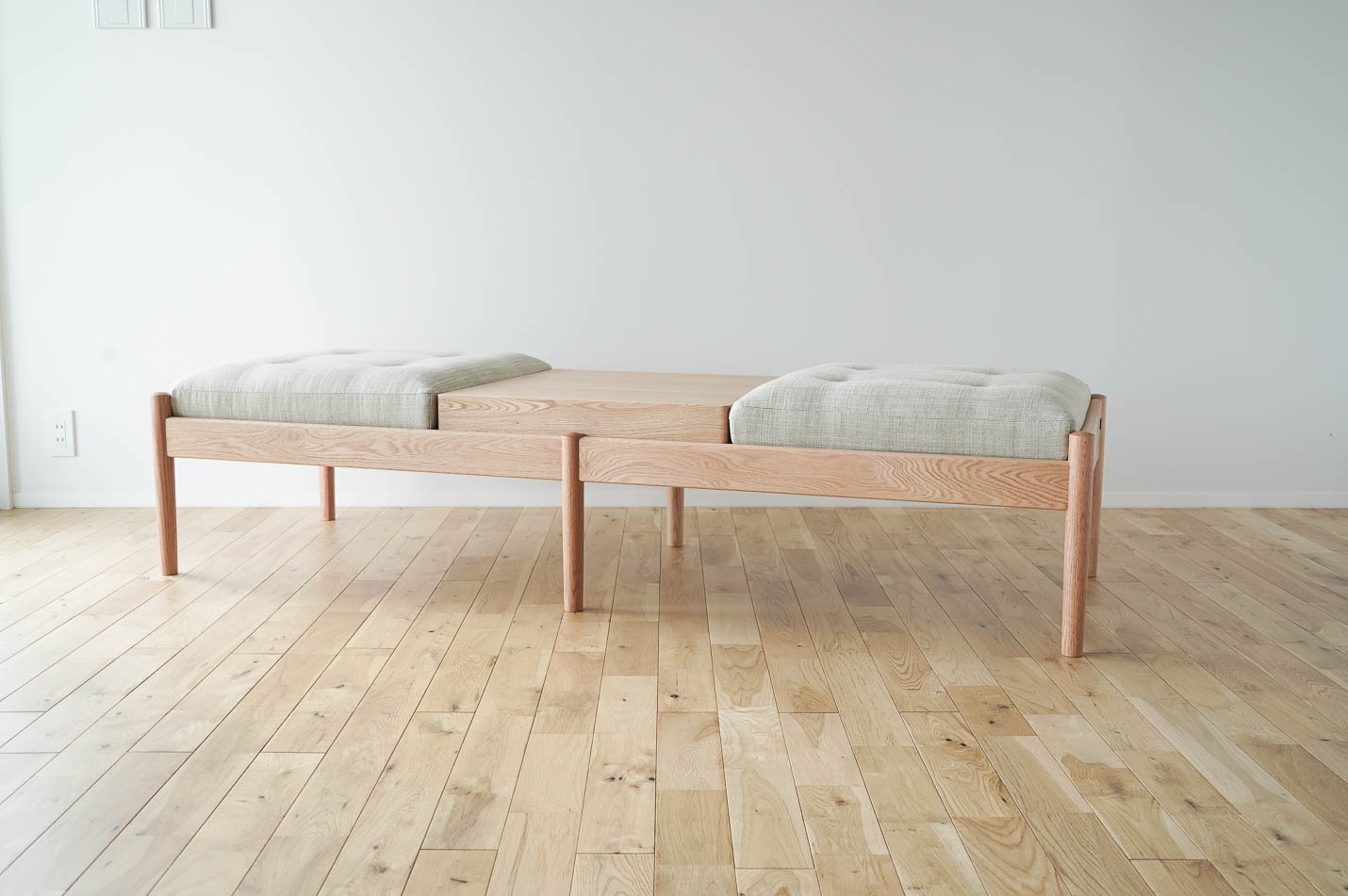 マルニ60+ オークフレームベンチソファ シートバリアイボリー&スクエアトレイ裏向き