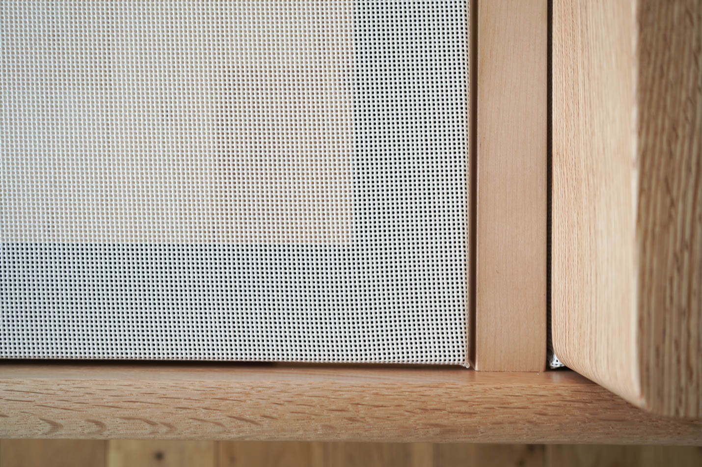 マルニ60+ オークフレームベンチソファ 座面裏メッシュ