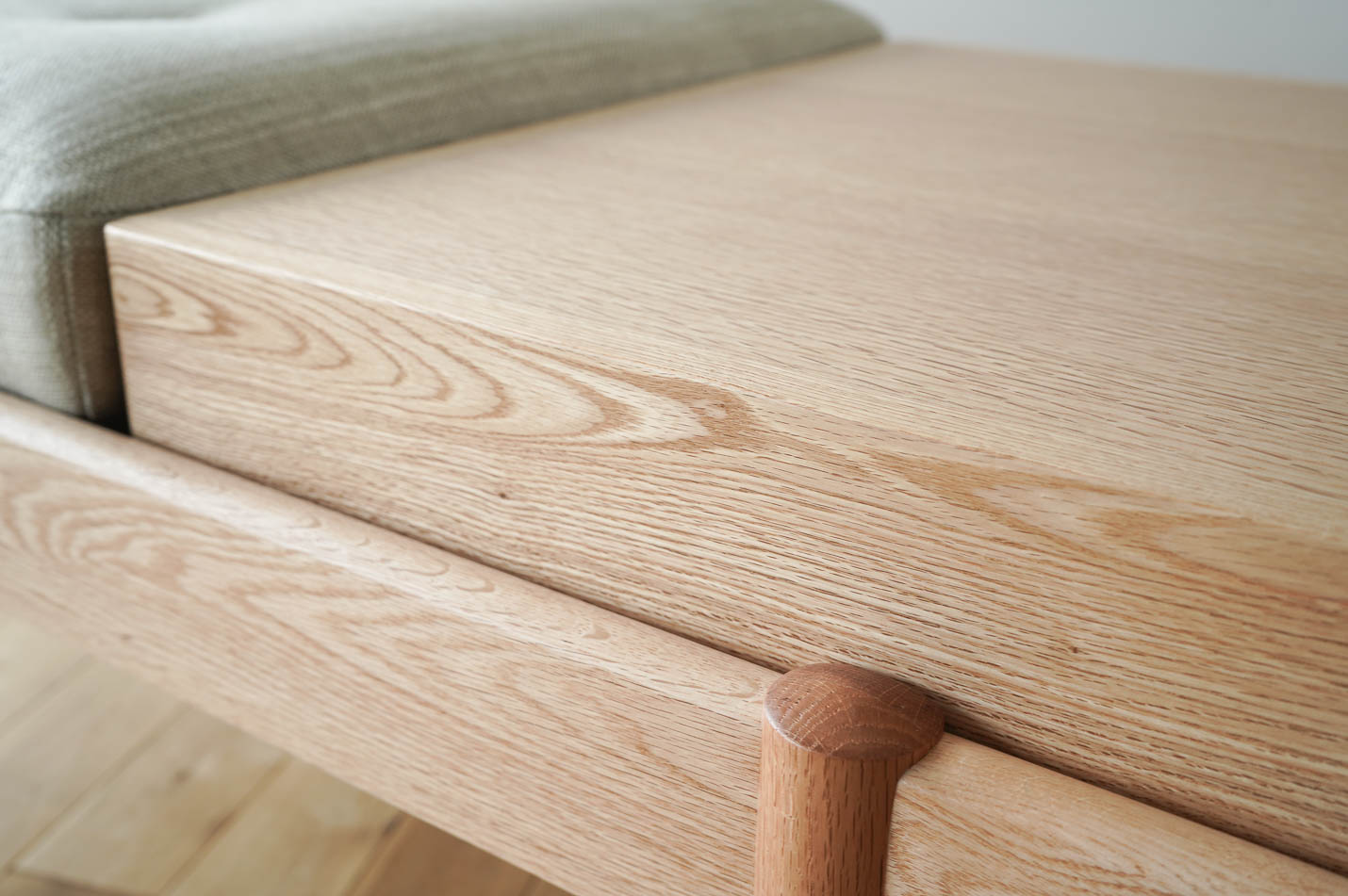 マルニ60+ オークフレームベンチソファ プレート