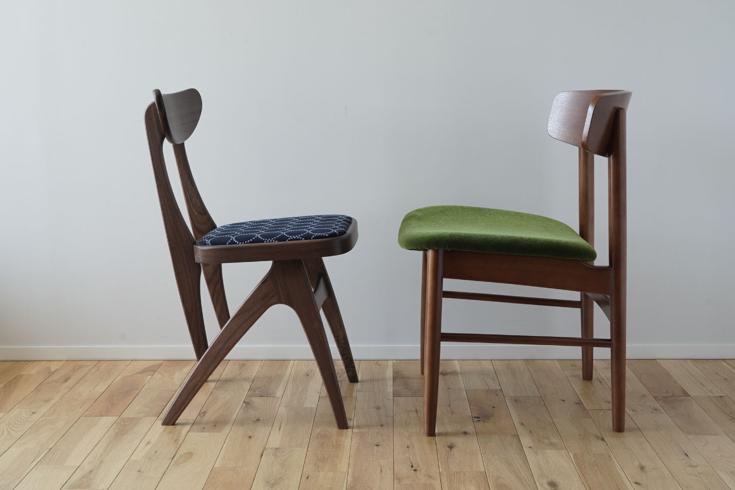 マルニ60 ウォルナットフレーム デルタチェアとカリモク60 Tチェア 側面