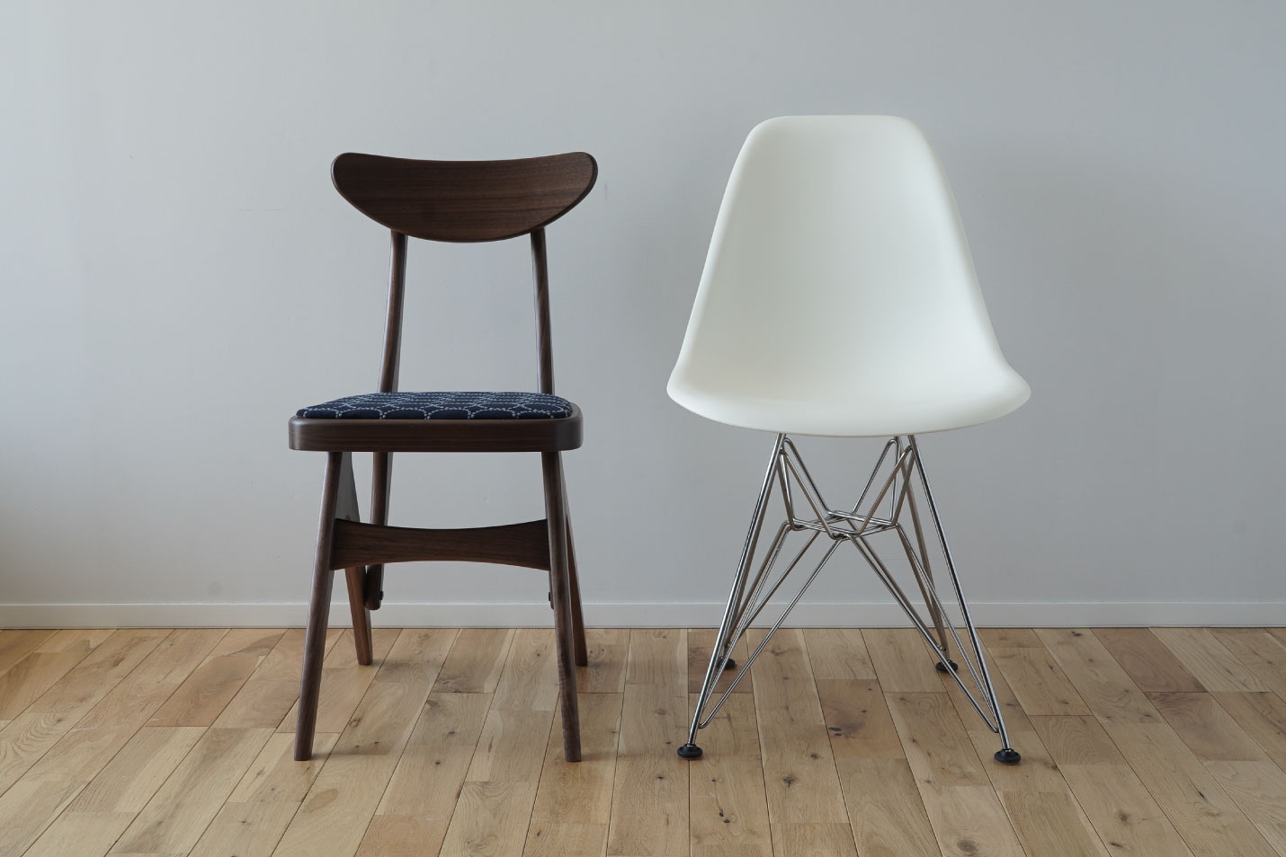 マルニ60 ウォルナットフレーム デルタチェアとイームズシェルチェア 正面