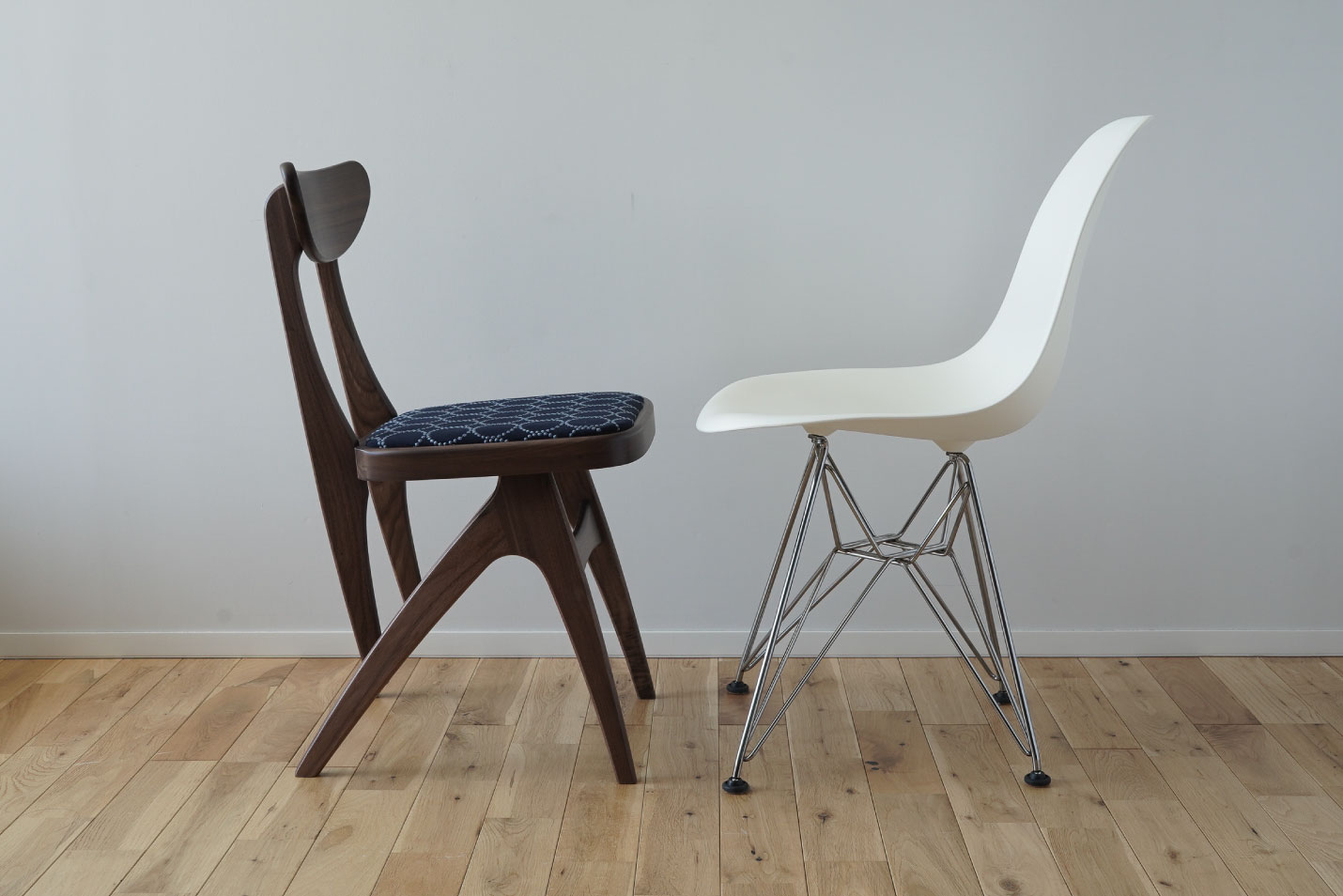 マルニ60 ウォルナットフレーム デルタチェアとイームズシェルチェア 側面