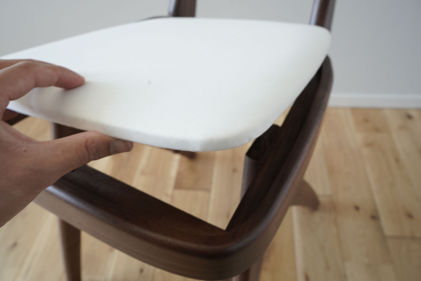 マルニ60 ウォルナットフレーム デルタチェアの座面は取り外せます