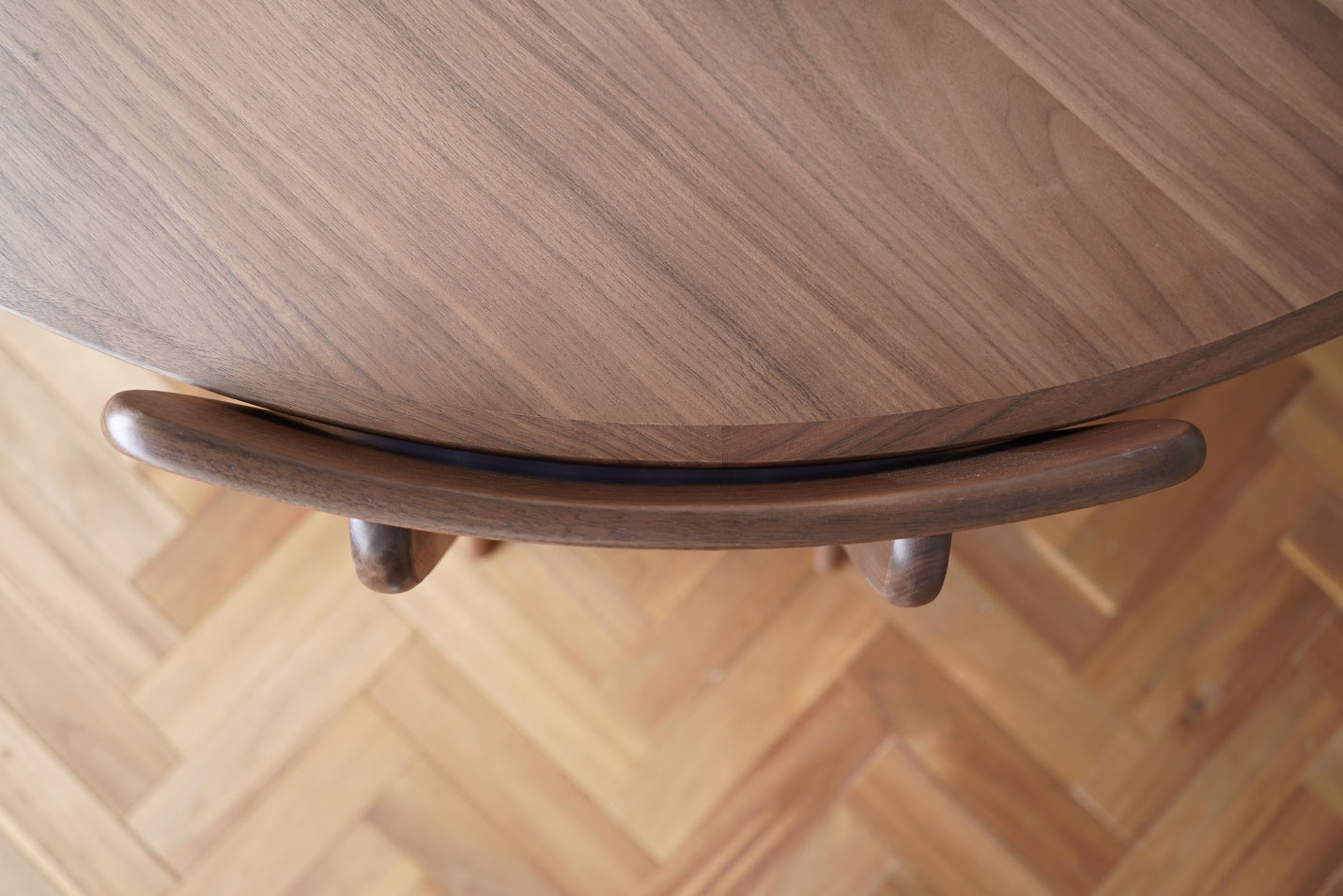 マルニ60 ウォルナットフレーム デルタチェアとラウンドテーブル