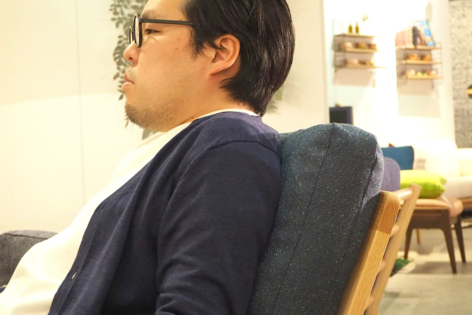 ハイバックに座る男性