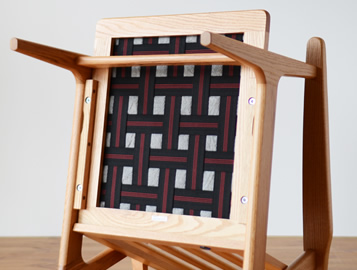 マルニ60 オークフレームチェアの裏側は底突き感の無い特殊な布バネ