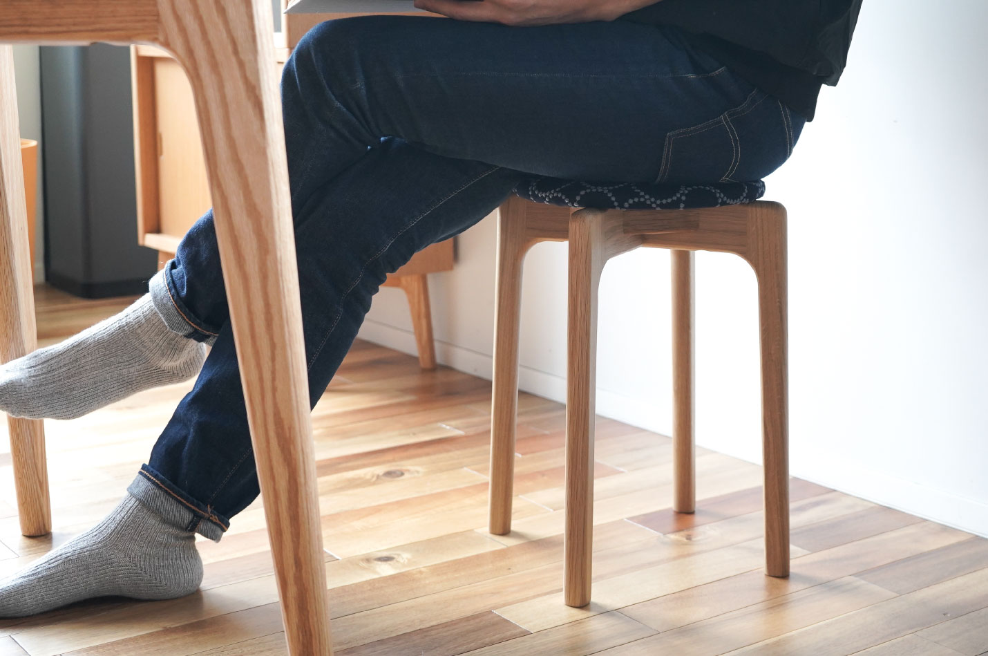 マルニ60 オークフレームスツール M-05（ミナペルホネン）に腰掛けた時のサイズ感