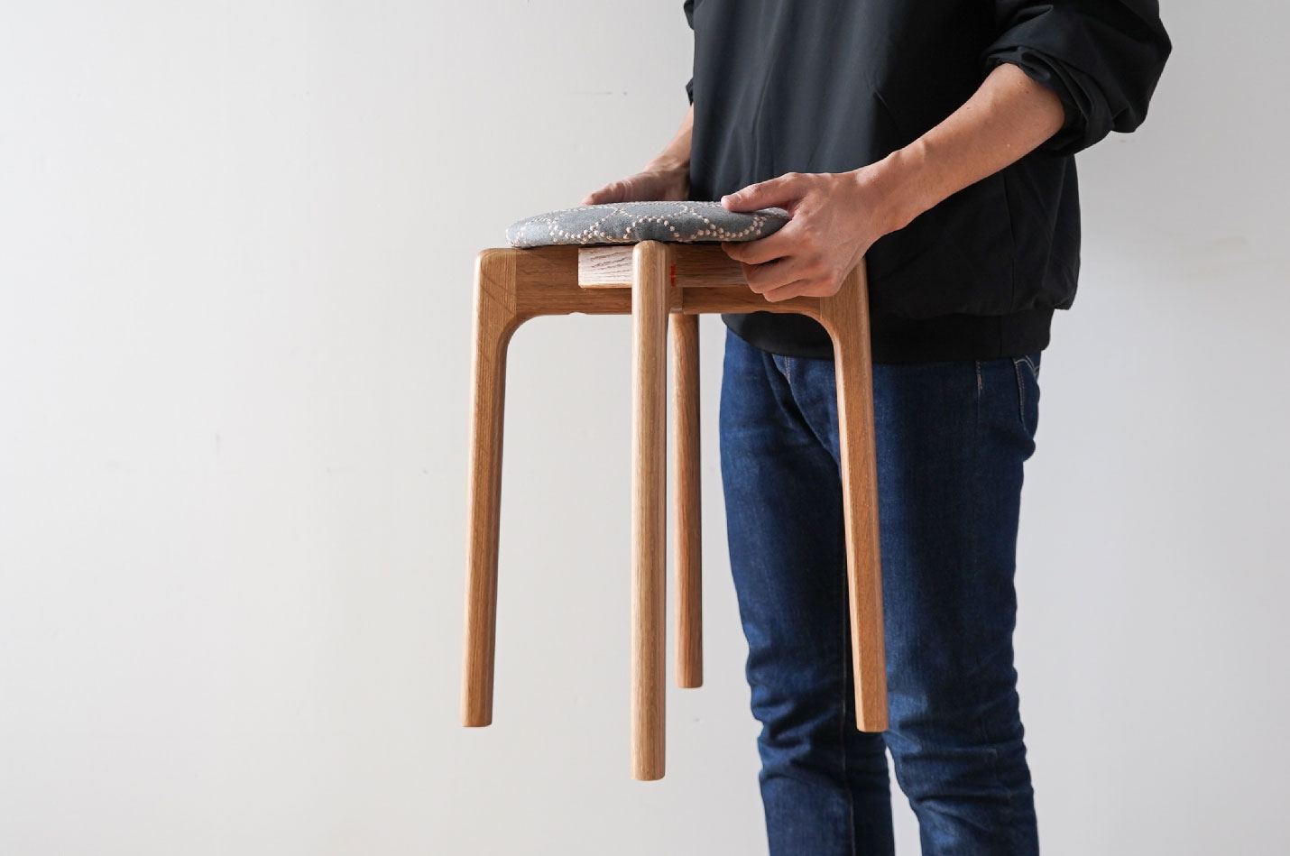 マルニ60 オークフレームスツール M-05（ミナペルホネン）を持った時のサイズ感