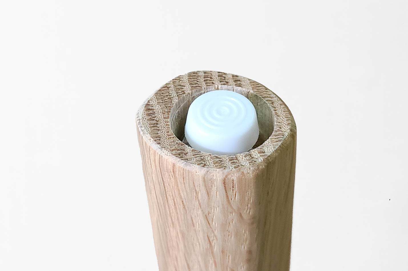 マルニ60のダイニングテーブルにアジャスターが付きました