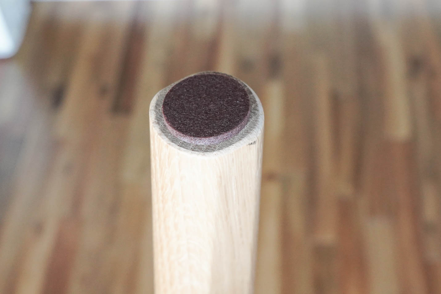 マルニ60のダイニングテーブルにはフェルトを付属します