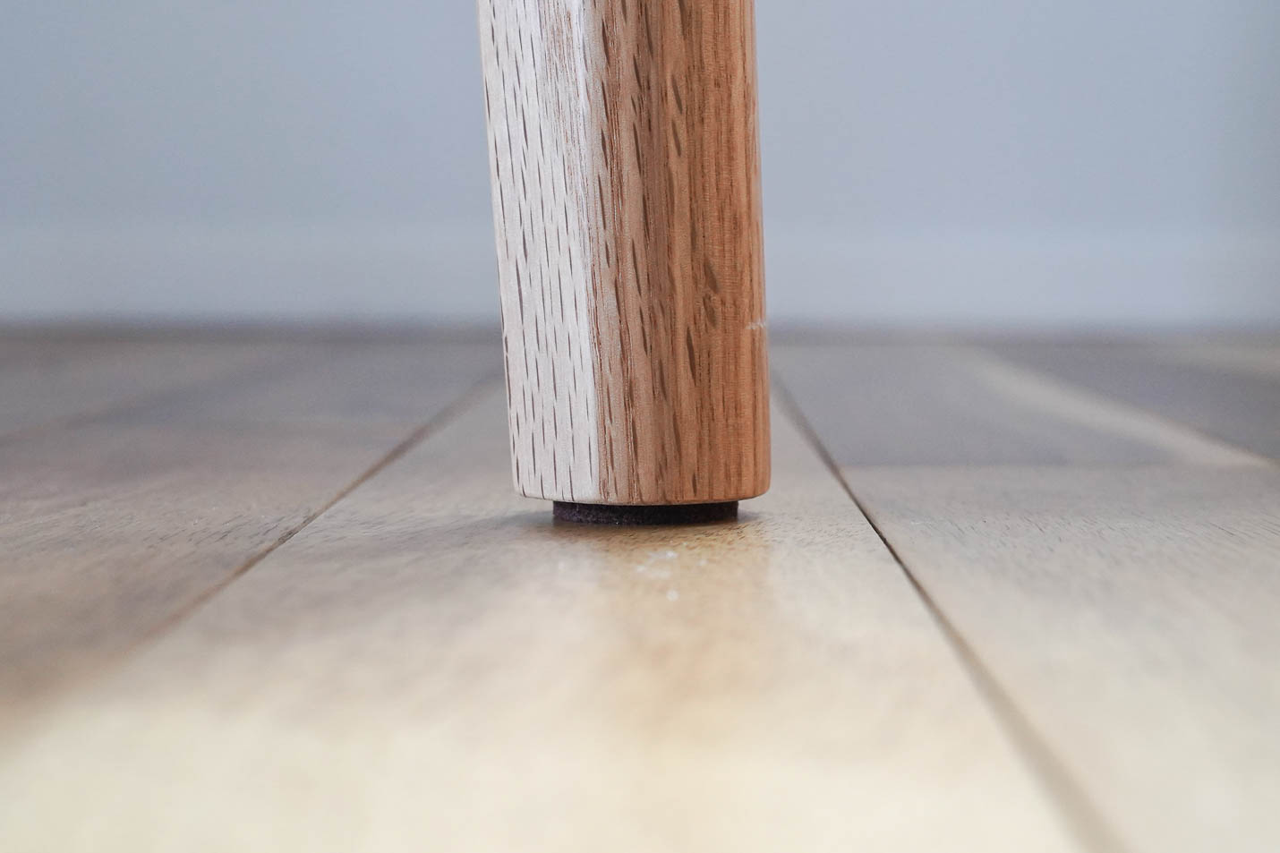 マルニ60のダイニングテーブルにはフェルトを付属します