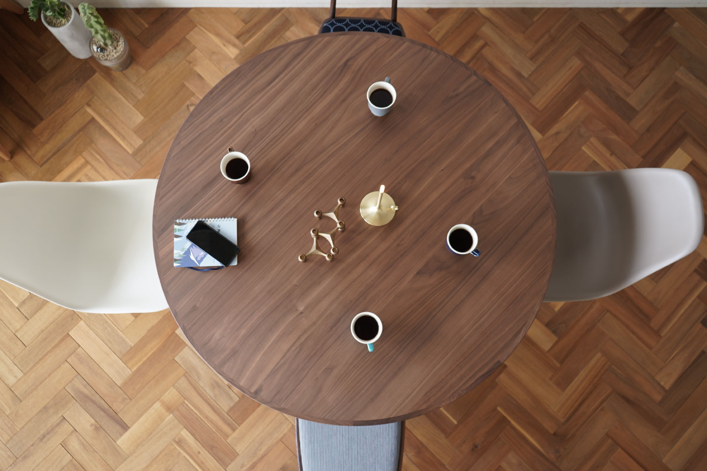 マルニ60 ウォルナットフレーム ラウンドテーブル120の天面