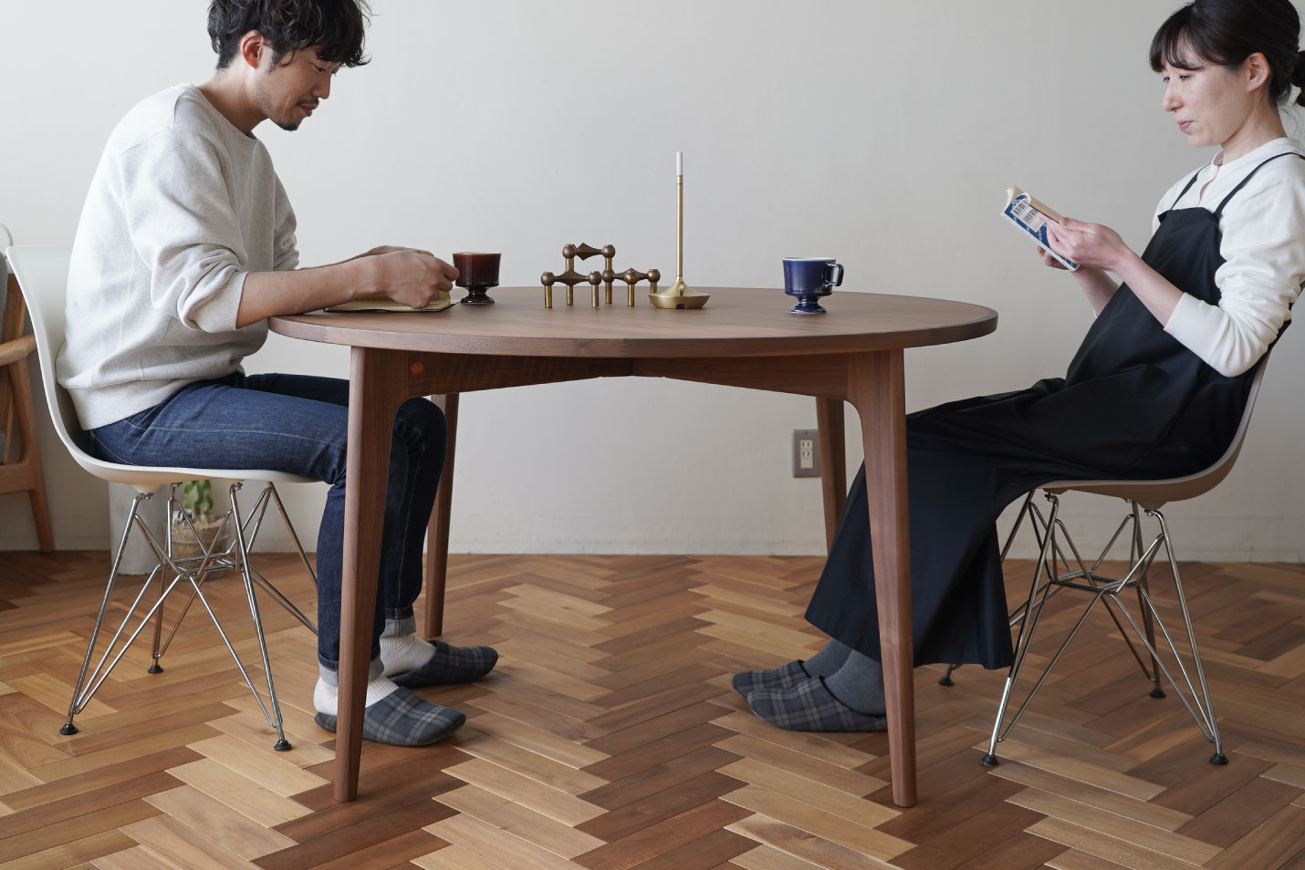 マルニ60 ウォルナットフレーム ラウンドテーブル120を2人で使った時