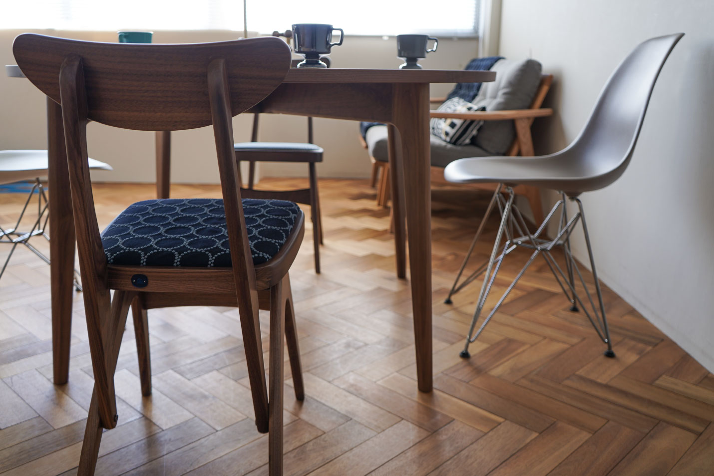 マルニ60 ウォルナットフレーム ラウンドテーブル120とイームズシェルチェア