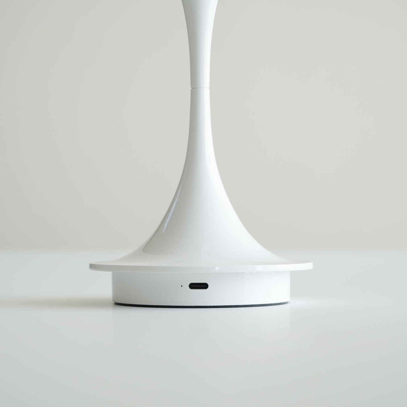 ルイスポールセン（Louis Poulsen）パンテラ160ポータブルのバッテリー部分詳細