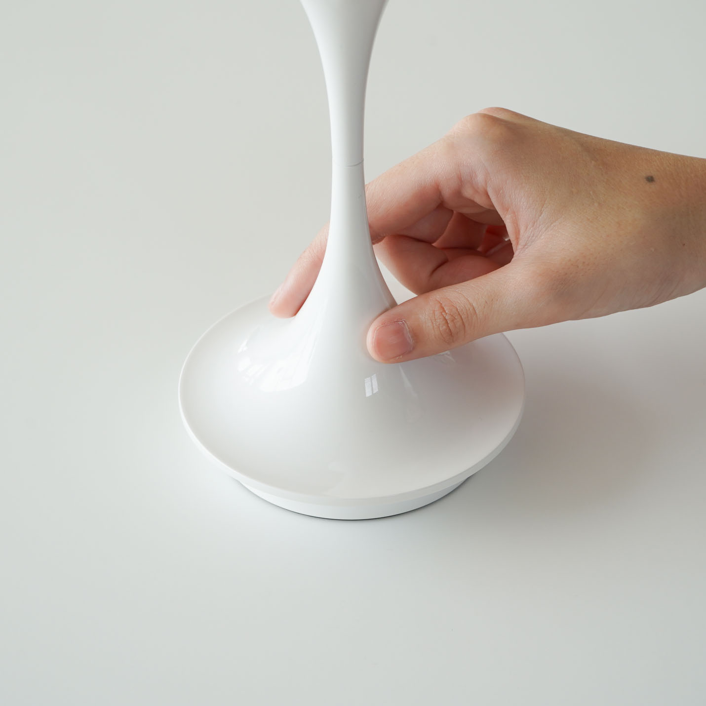 ルイスポールセン（Louis Poulsen）パンテラ160ポータブルのバッテリー部分詳細