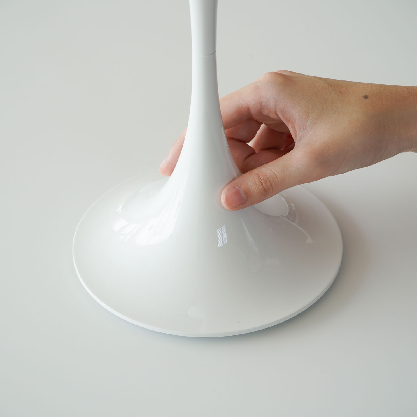 ルイスポールセン（Louis Poulsen）パンテラ250ポータブルのバッテリー部分詳細