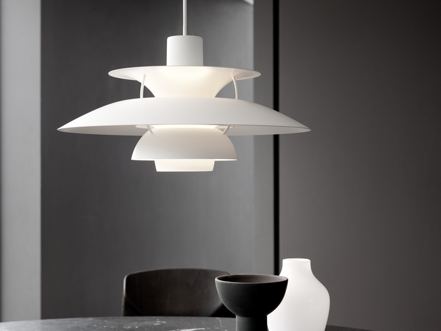 ルイスポールセン（Louis Poulsen）ペンダントライトPH5モノクローム・ホワイトがある暮らし