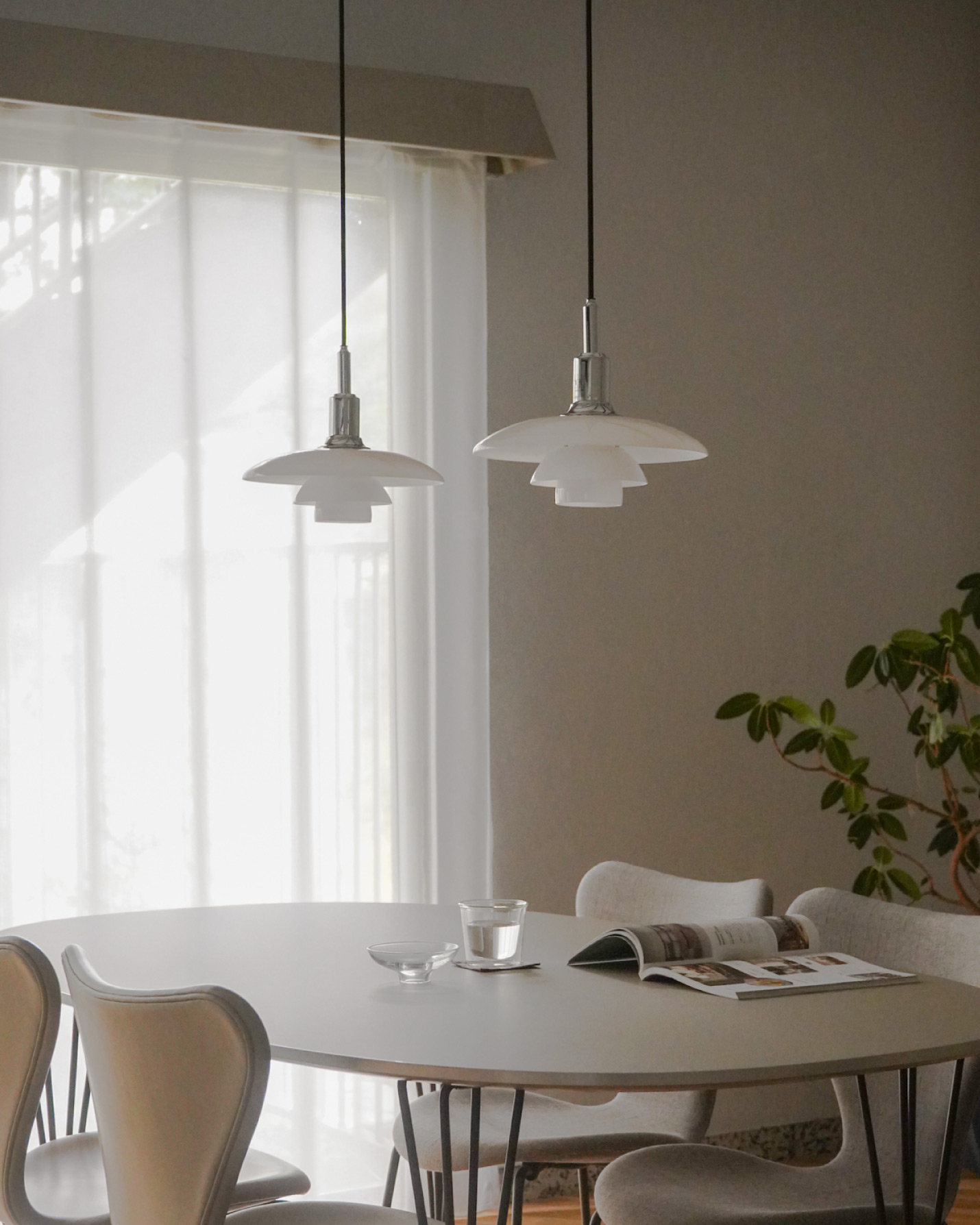 ルイスポールセン（Louis Poulsen） PH3/2ペンダント シルヴァー・クローム乳白ガラスの多灯吊り