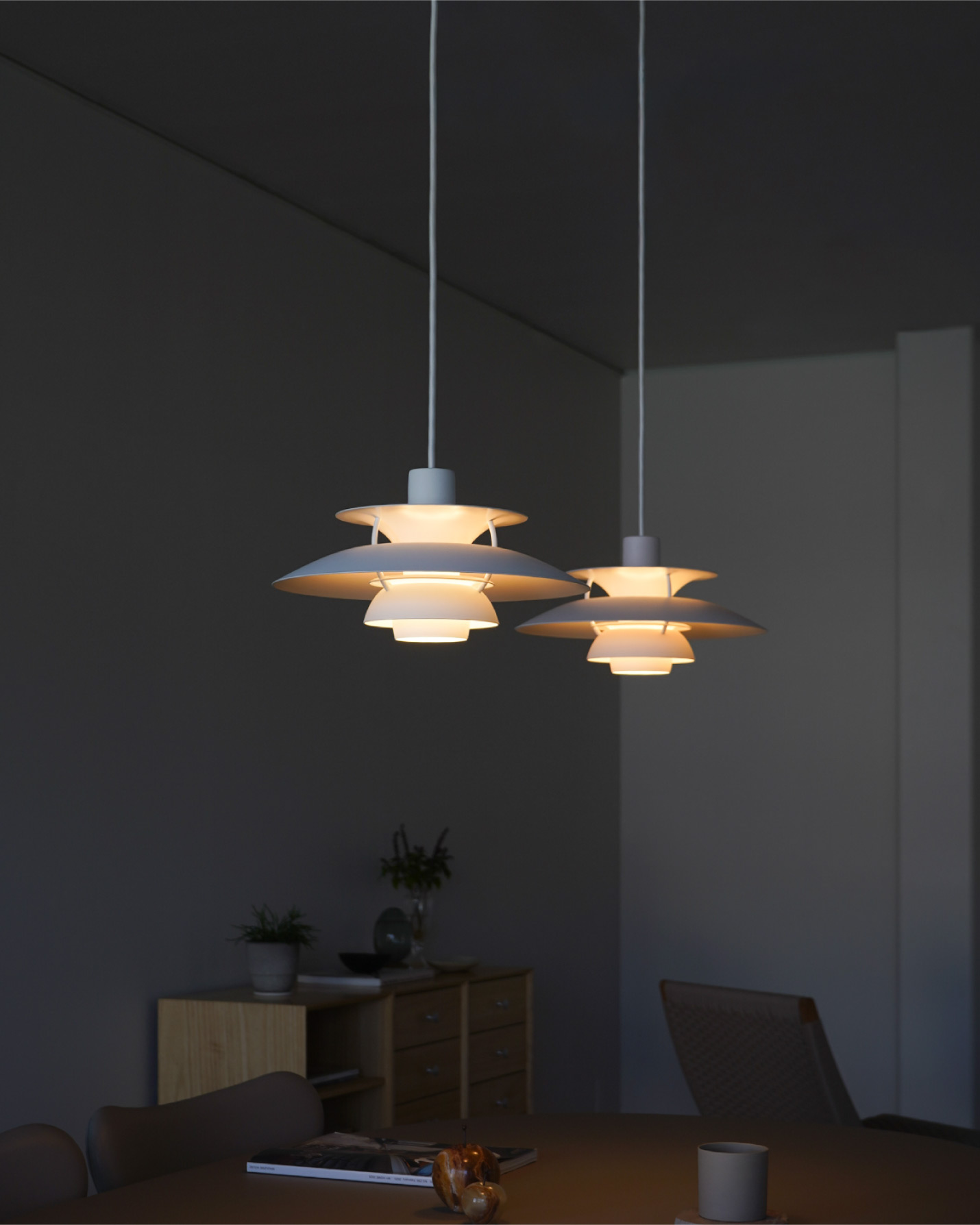 ルイスポールセン（Louis Poulsen） PH5 ミニ / モノクローム・ホワイトの多灯吊り