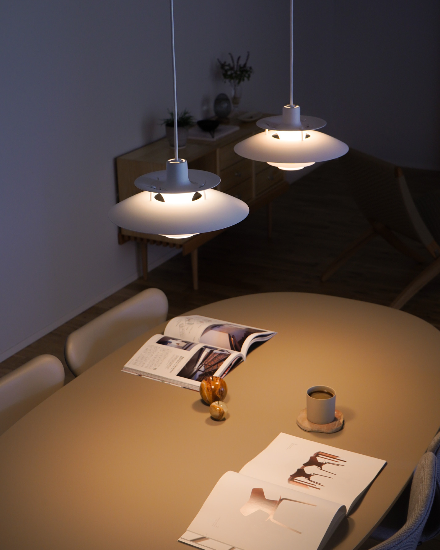 ルイスポールセン（Louis Poulsen） PH5 ミニ / モノクローム・ホワイトの多灯吊り