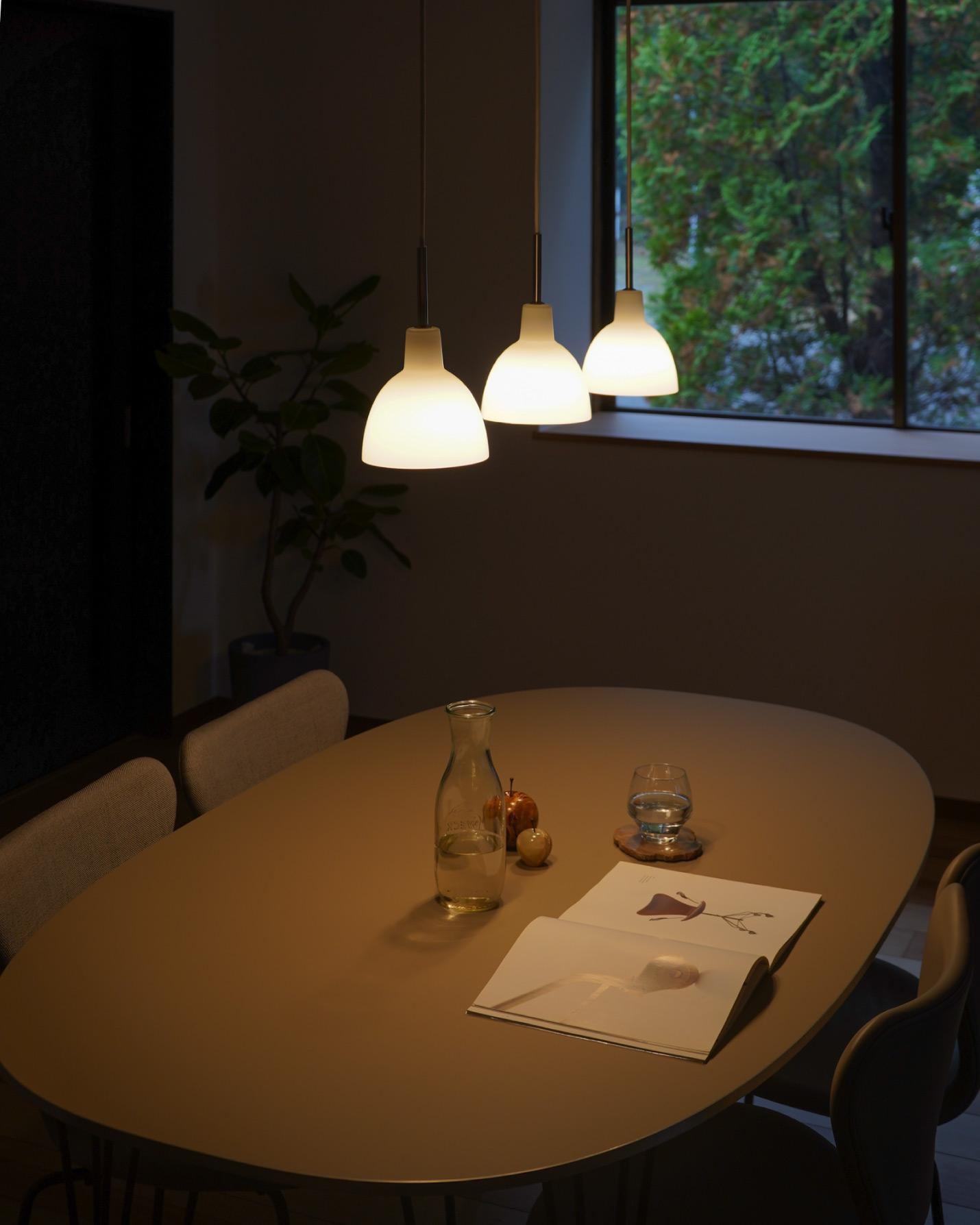 ルイスポールセン（Louis Poulsen）トルボー155グラスペンダントの多灯吊り