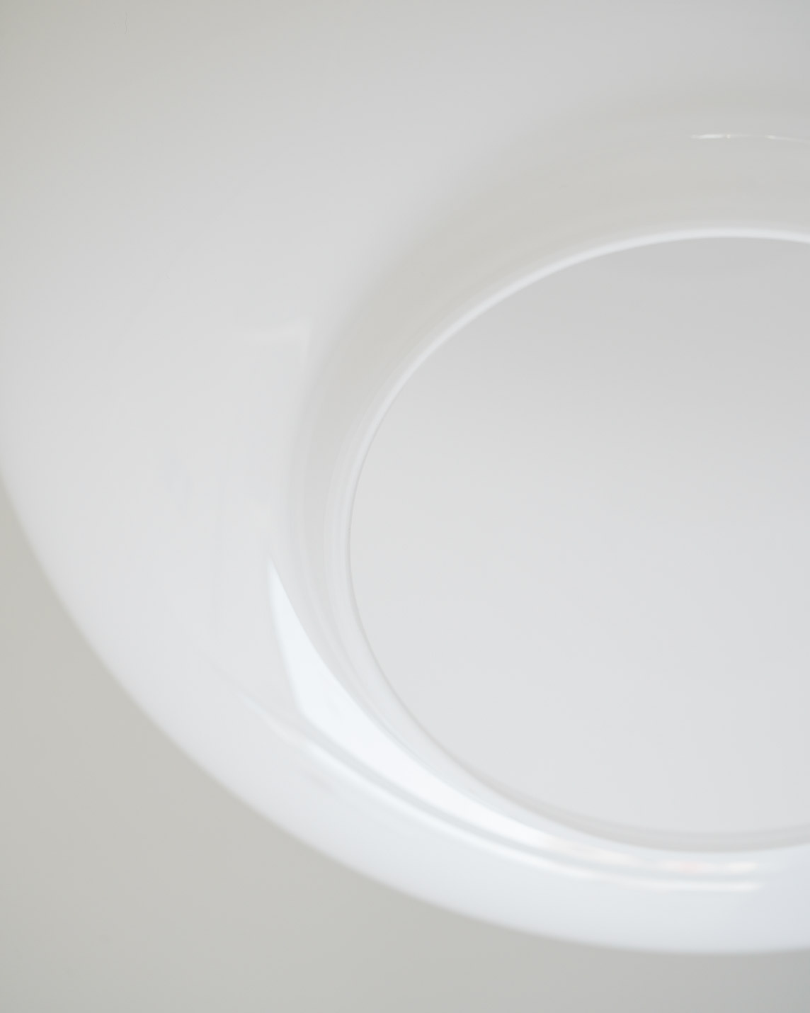 ルイスポールセン（Louis Poulsen）vl45ラジオハウスペンダントのシェードの素材