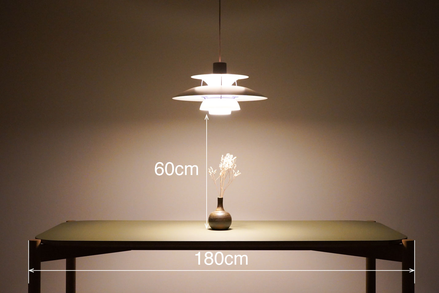 ルイスポールセン（Louis Poulsen）PH5とカリモクニュースタンダード キャストールテーブル リノリウム 180 （Karimoku New Standard Castor Table Linoleum 180） ［D343MIQE］