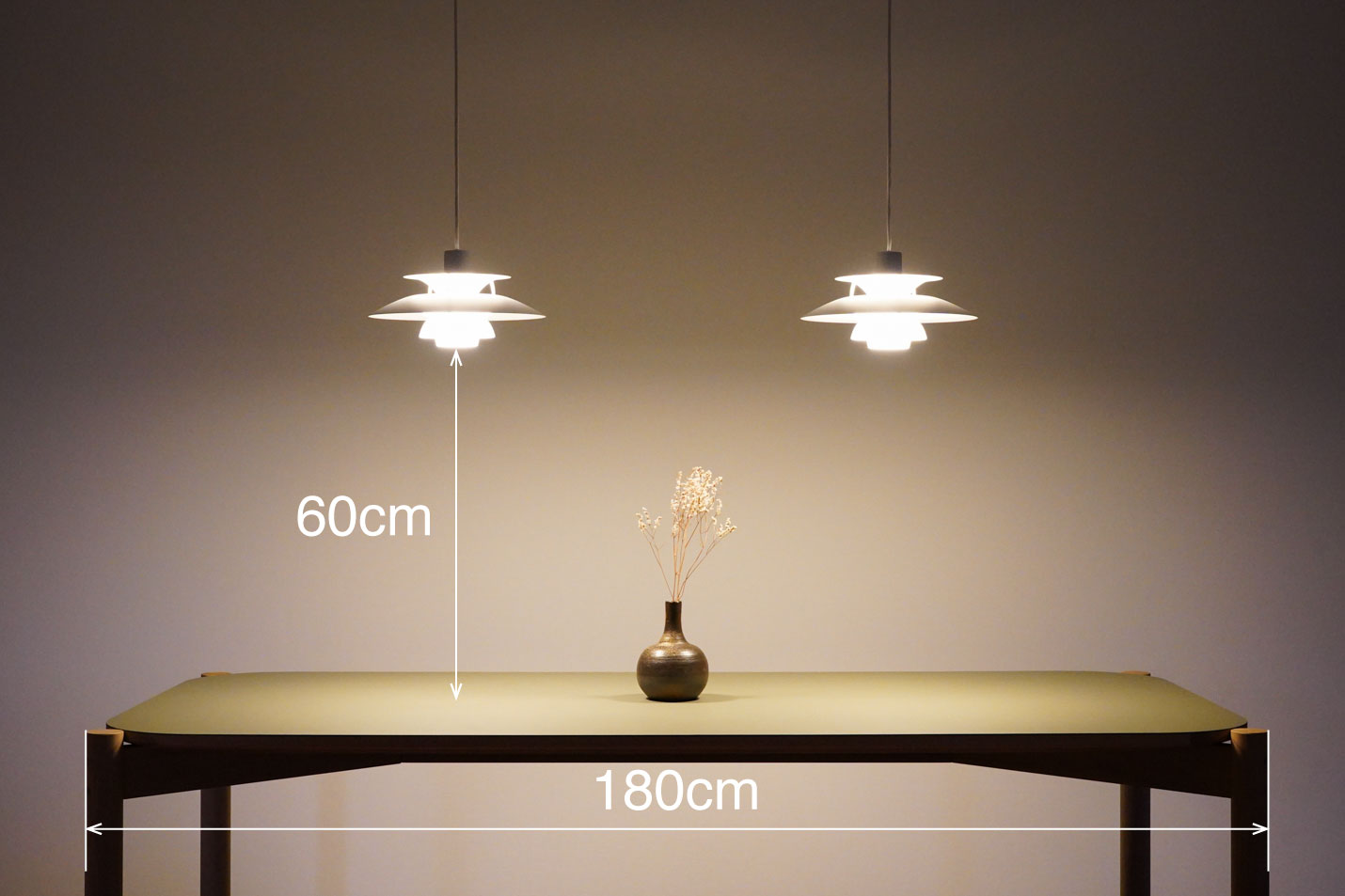 ルイスポールセン（Louis Poulsen）PH5ミニとカリモクニュースタンダード キャストールテーブル リノリウム 180 （Karimoku New Standard Castor Table Linoleum 180） ［D343MIQE］