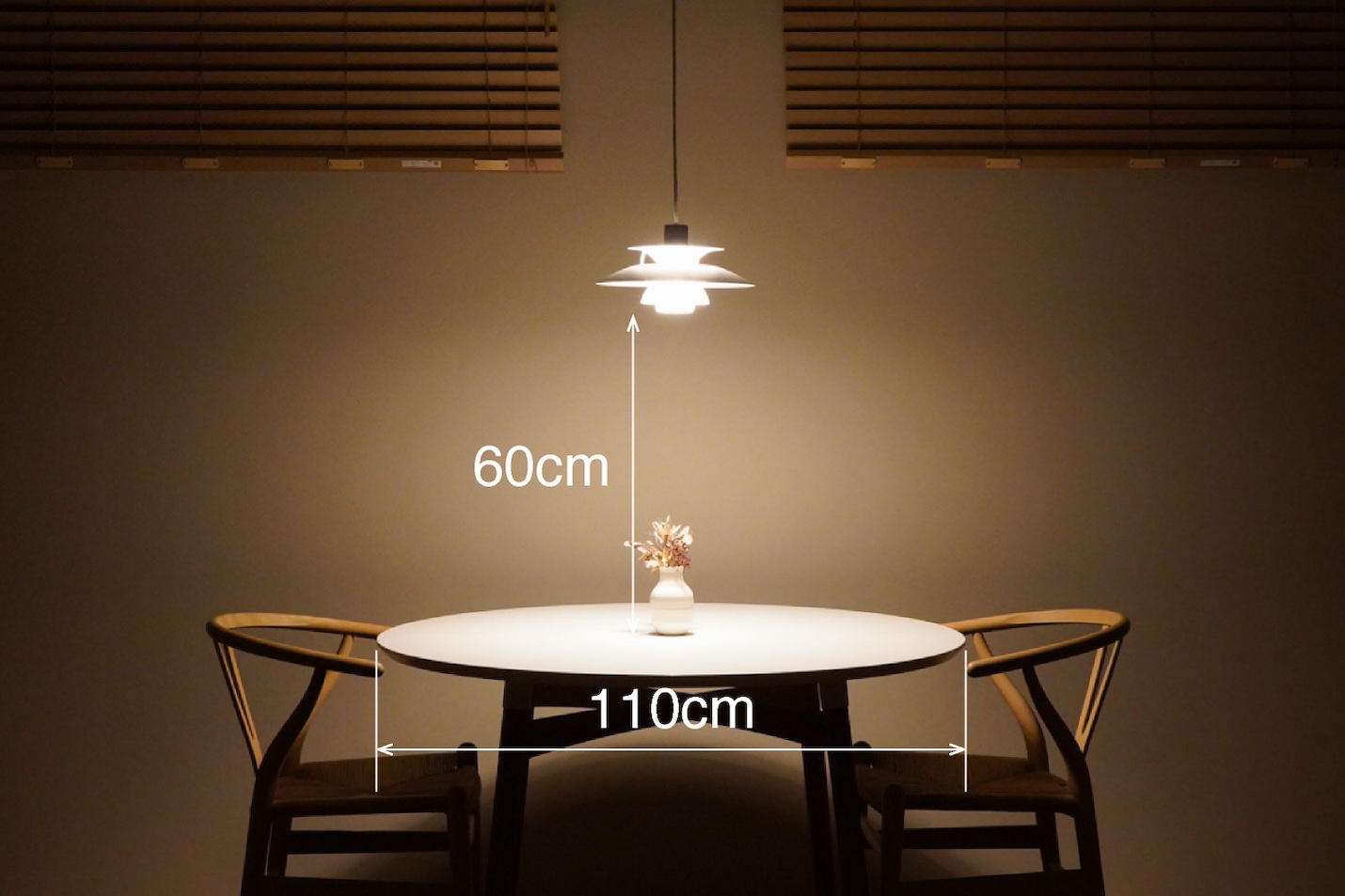 ルイスポールセン(Louis Poulsen)PH5ミニとBA103 プレルディア ラウンドテーブル 110(天板:ホワイトラミネート/フレーム:オーク オイルフィニッシュ) CARL HANSEN & SON(カール・ハンセン&サン)