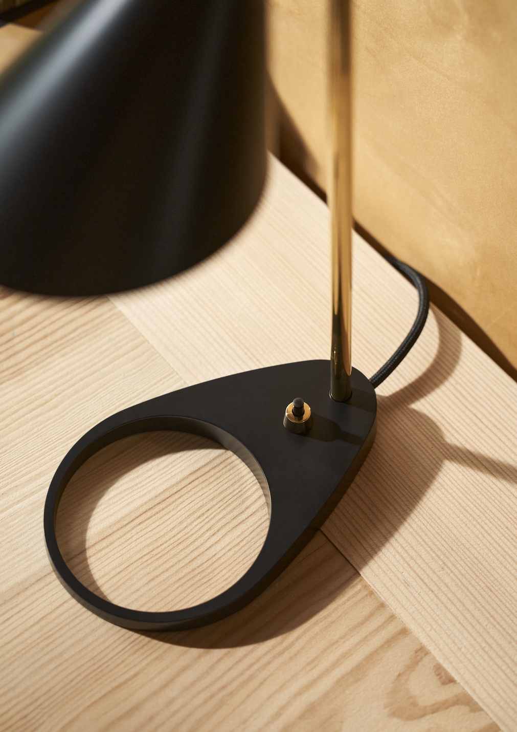 ルイスポールセン(Louis Poulsen)AJミニテーブル真鍮ポリッシュ