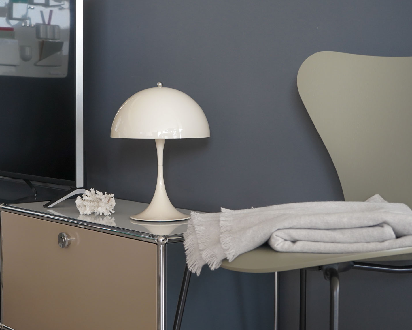 ルイスポールセン（Louis Poulsen）パンテラ 250 ポータブル / オパール・ベージュ