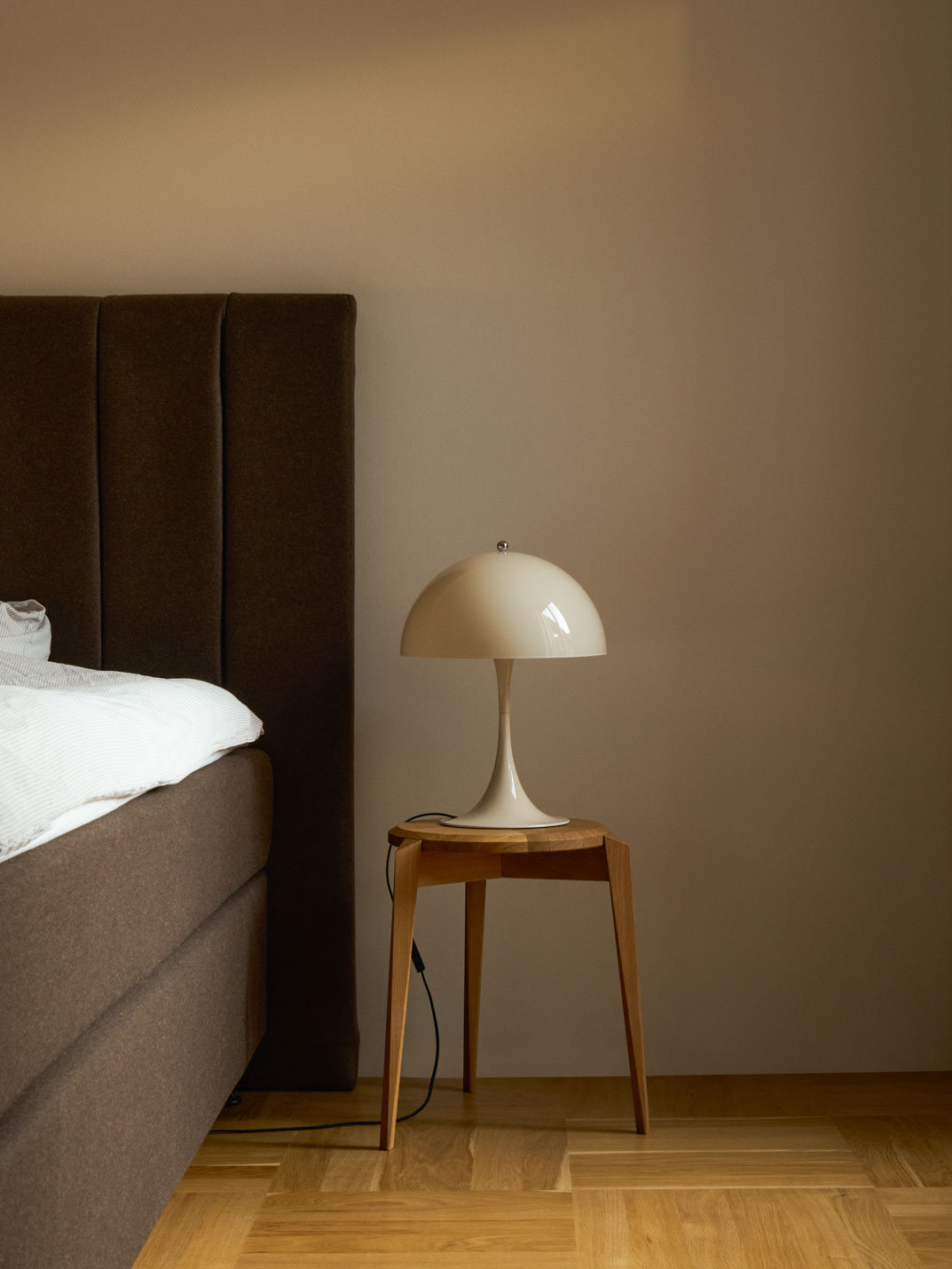 ルイスポールセン（Louis Poulsen）パンテラ 320 テーブルランプ / オパール・ベージュ