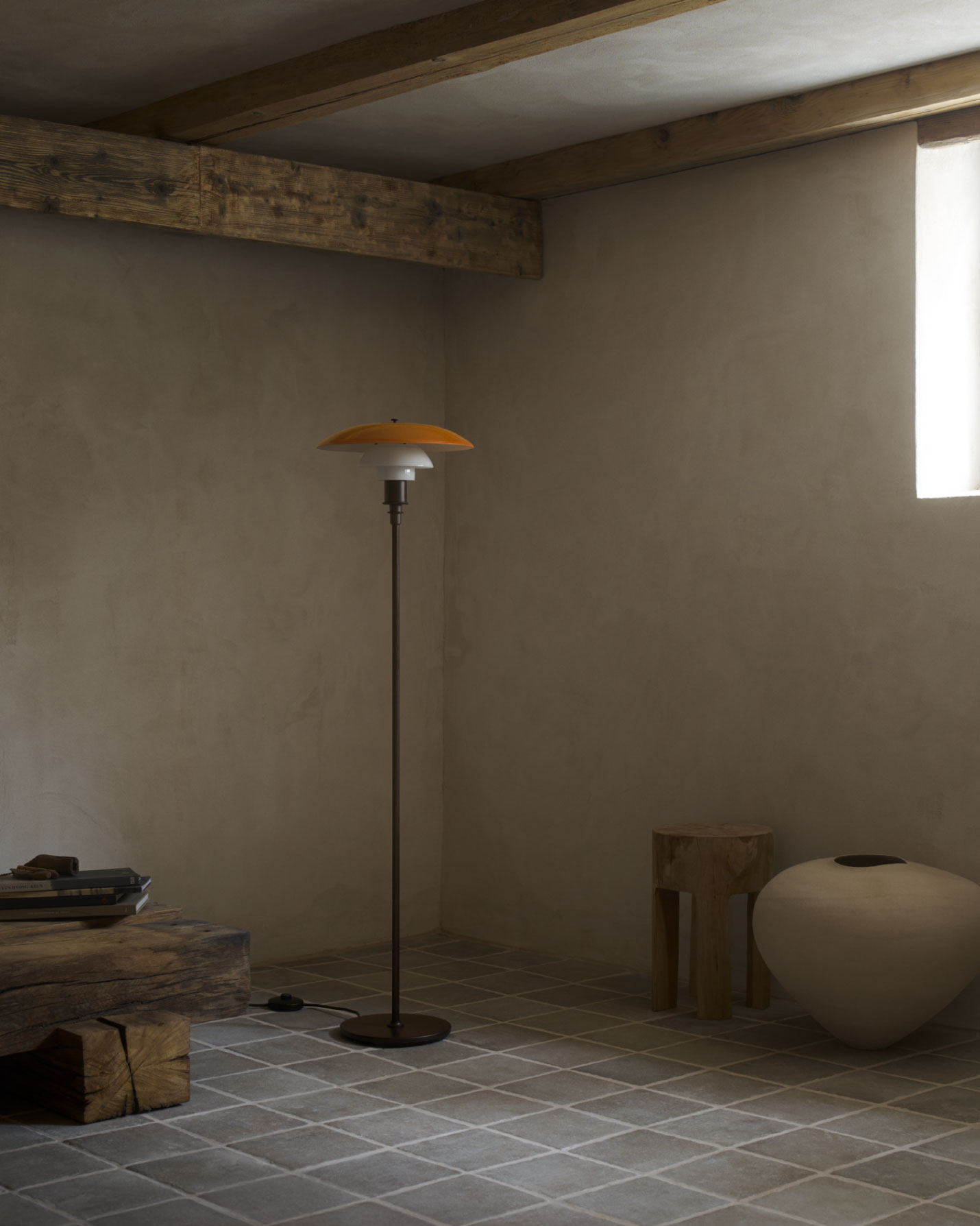 ルイスポールセン（Louis Poulsen） PH 3 1/2-2 1/2 フロアランプ センテナリー・エディション（CENTENARY EDITION）の点灯シーン