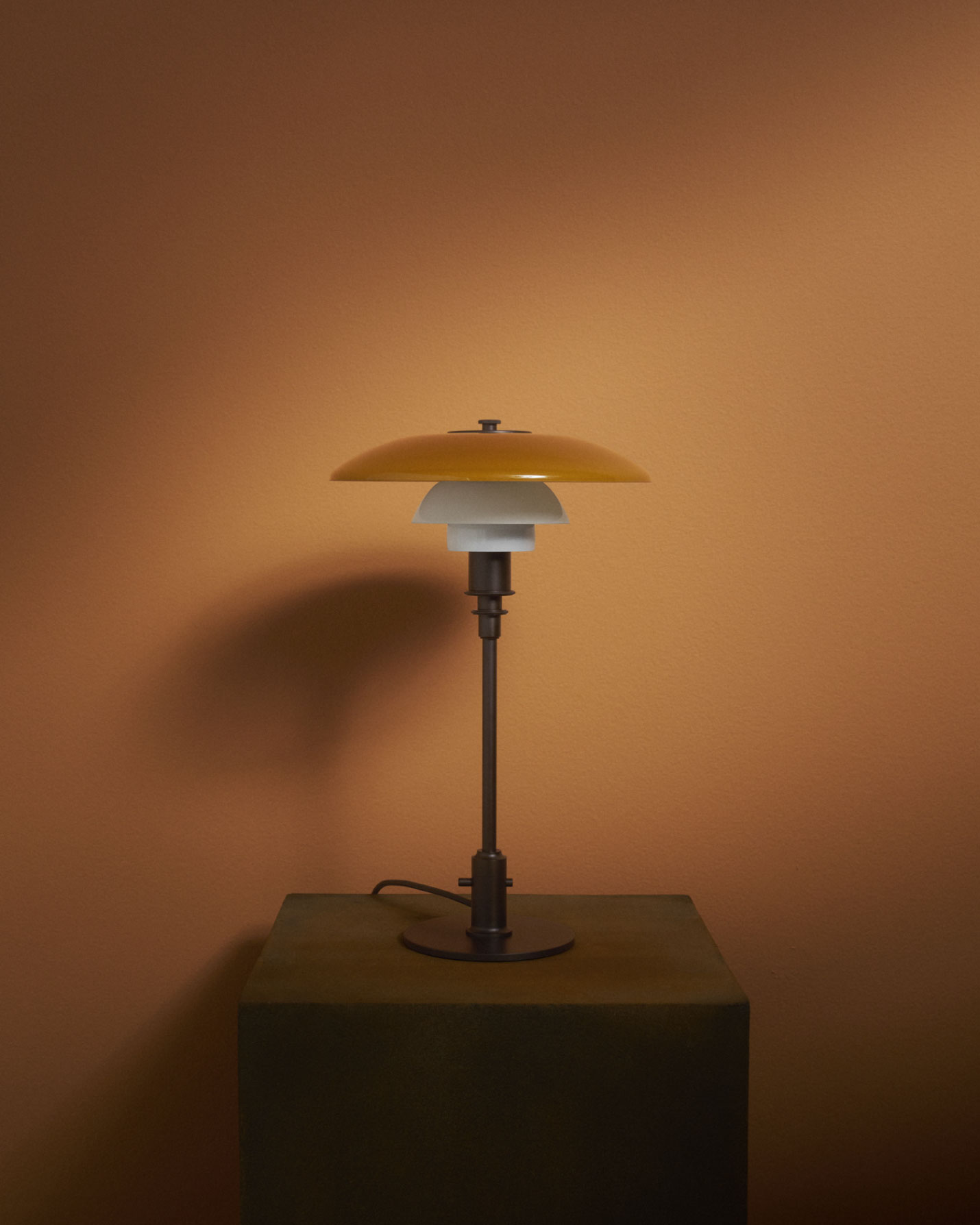 ルイスポールセン（Louis Poulsen） PH 3/2 テーブルランプ センテナリー・エディション（CENTENARY EDITION）の点灯シーン