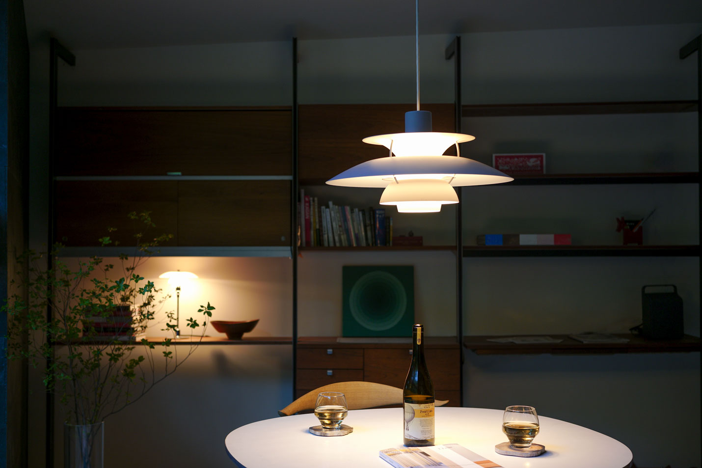 ルイスポールセン（Louis Poulsen）PH5モノクローム・オイスター・グレーがある夜