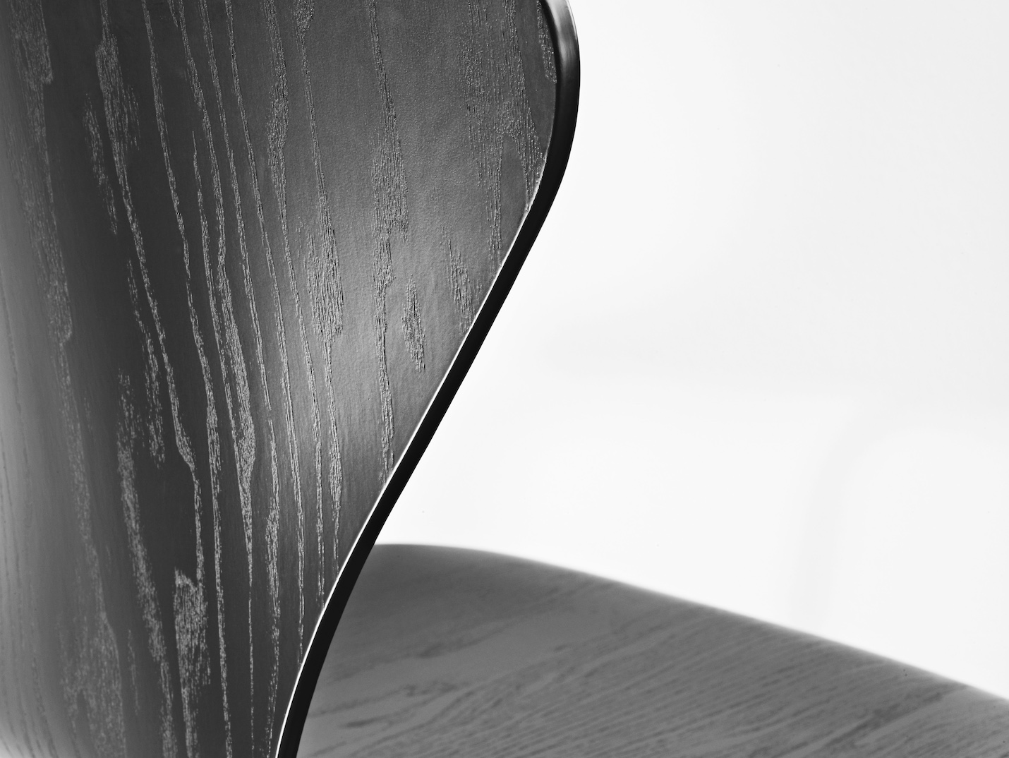 フリッツ・ハンセン（FRITZ HANSEN）美しいフォルムに隠されたセブンチェアの秘密