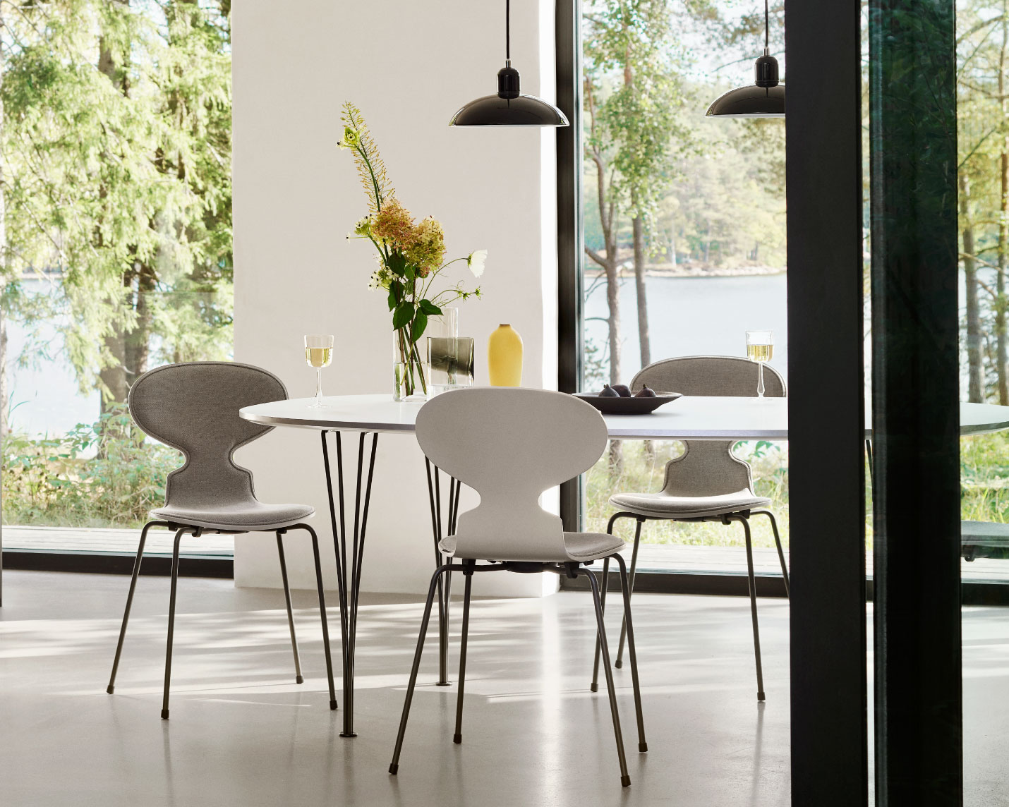 フリッツ・ハンセン（FRITZ HANSEN）スーパー円テーブルスパンレッグ