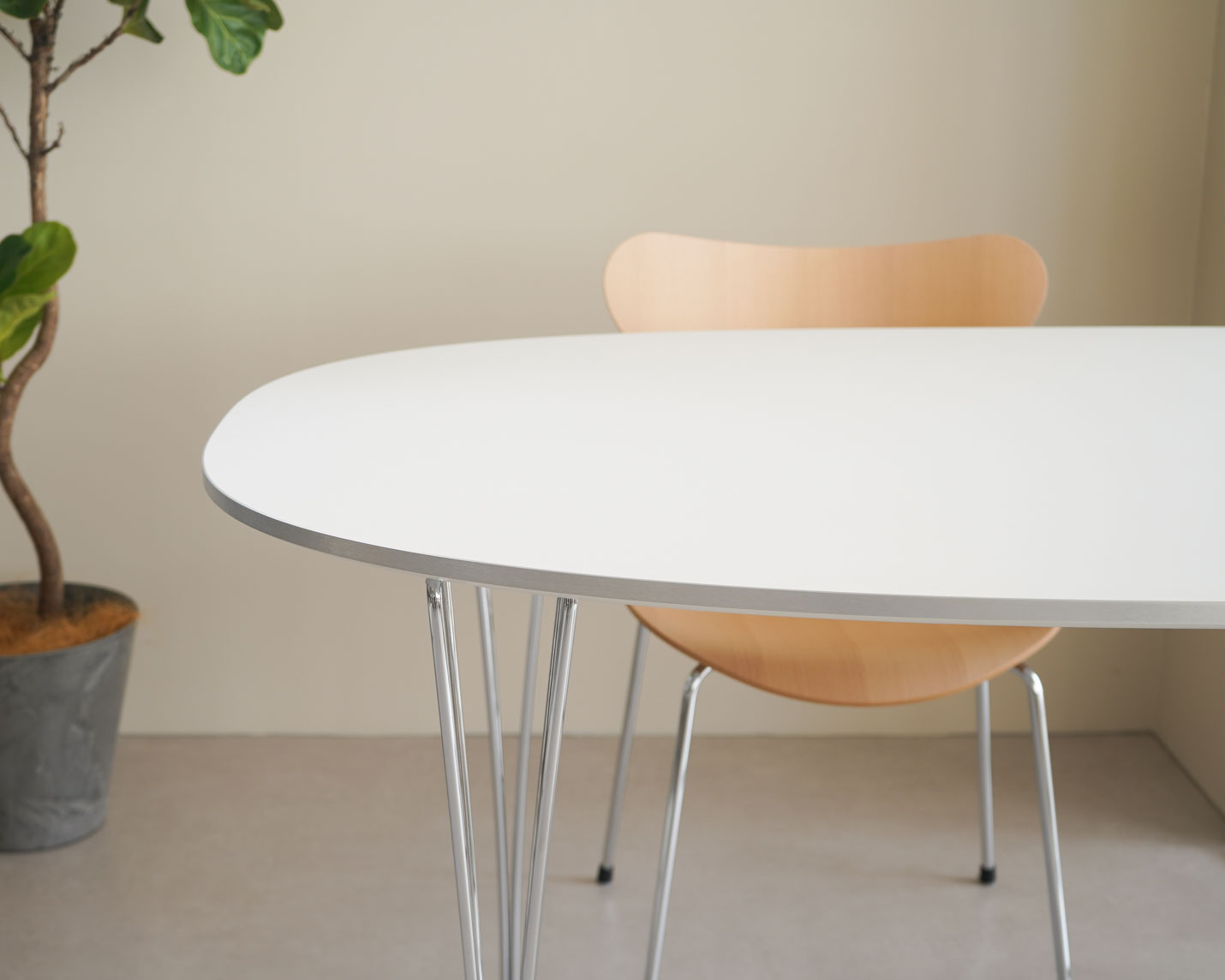 フリッツ・ハンセン（FRITZ HANSEN）円テーブル、スーパー円テーブル、スーパー楕円テーブル、長方形テーブルの魅力とは