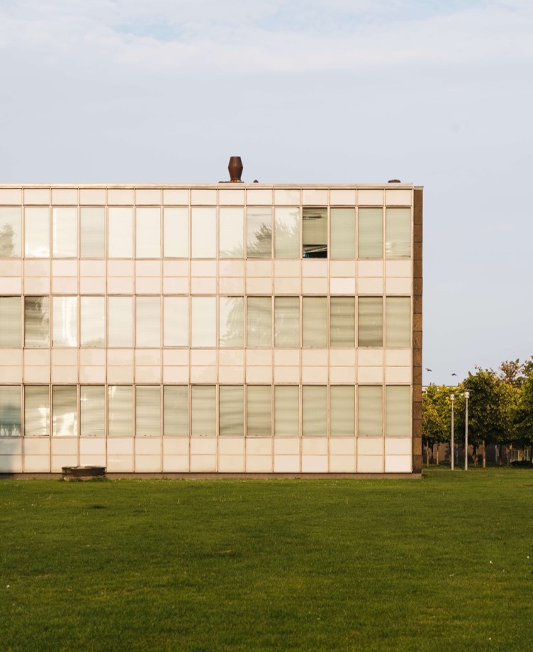 フリッツ・ハンセン（FRITZ HANSEN）デザイナーアルネ・ヤコブセンが手がけたルードブレ市庁舎