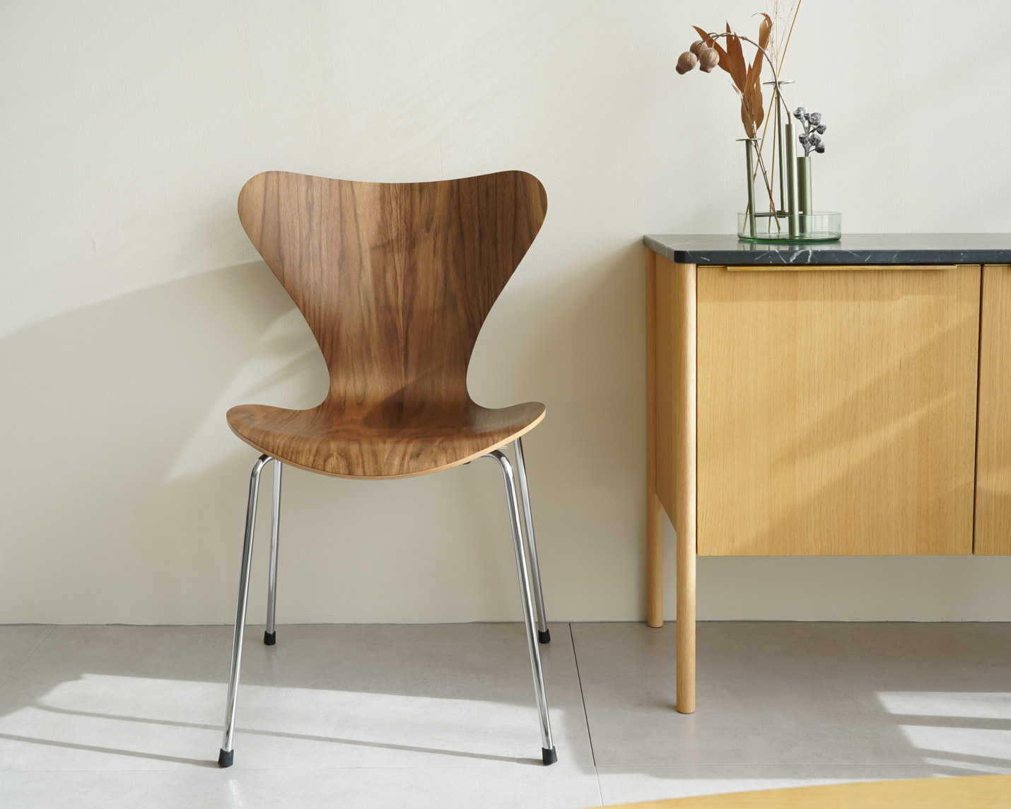 フリッツ・ハンセン（FRITZ HANSEN）SERIES 7（セブンチェア） クリアラッカー / ウォルナット クロームベース