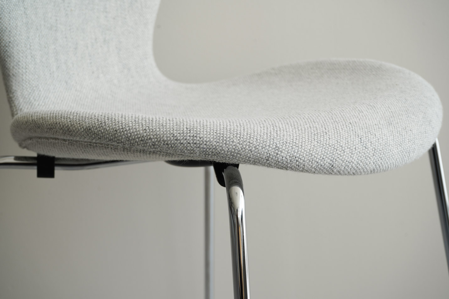 FRITZ HANSEN（フリッツ・ハンセン）SERIES 7（セブンチェア） フルパディング HALLINGDAL - ホワイト/グレー（110）×クロームベース