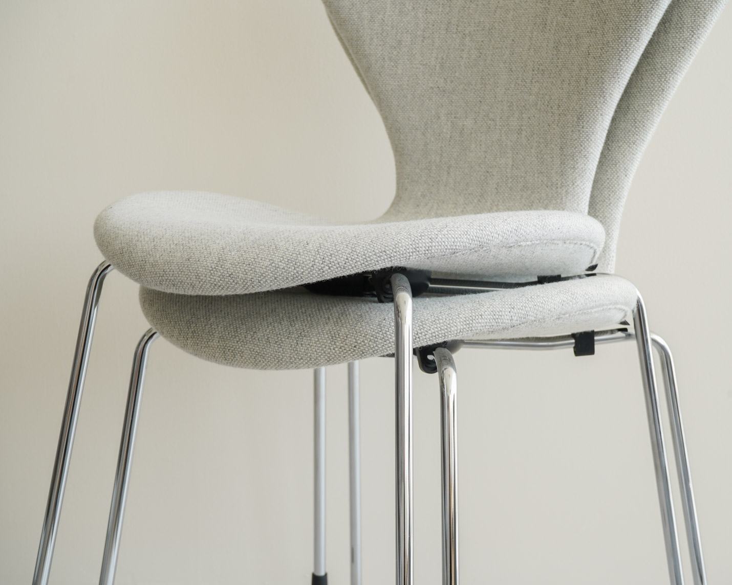 FRITZ HANSEN（フリッツ・ハンセン）SERIES 7（セブンチェア） フルパディング HALLINGDAL - ホワイト/グレー（110）×クロームベース