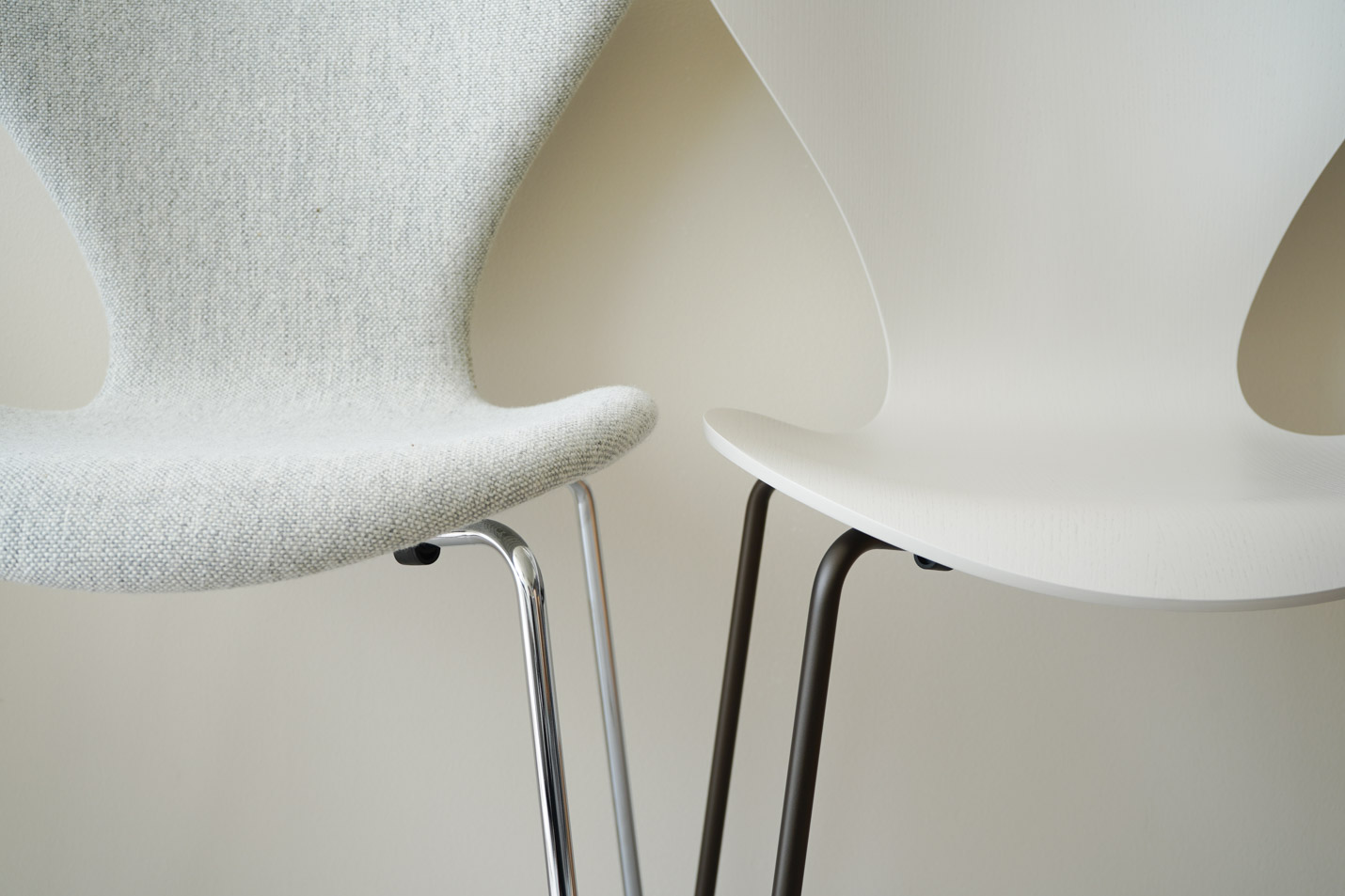 FRITZ HANSEN（フリッツ・ハンセン）SERIES 7（セブンチェア） フルパディング HALLINGDAL - ホワイト/グレー（110）×クロームベース