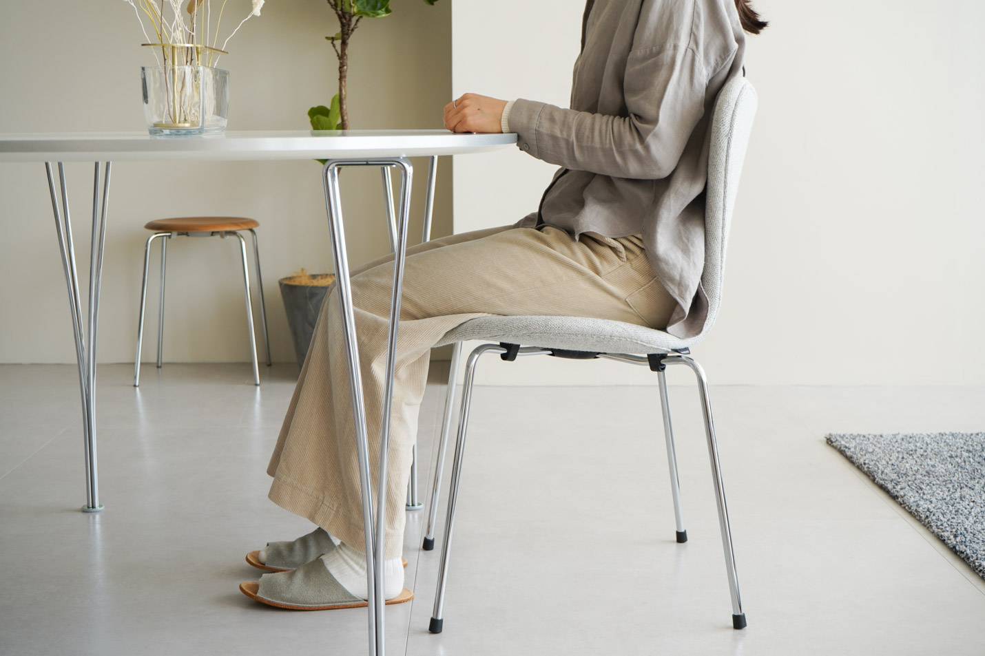 FRITZ HANSEN（フリッツ・ハンセン）SERIES 7（セブンチェア） フルパディング HALLINGDAL - ホワイト/グレー（110）×クロームベース