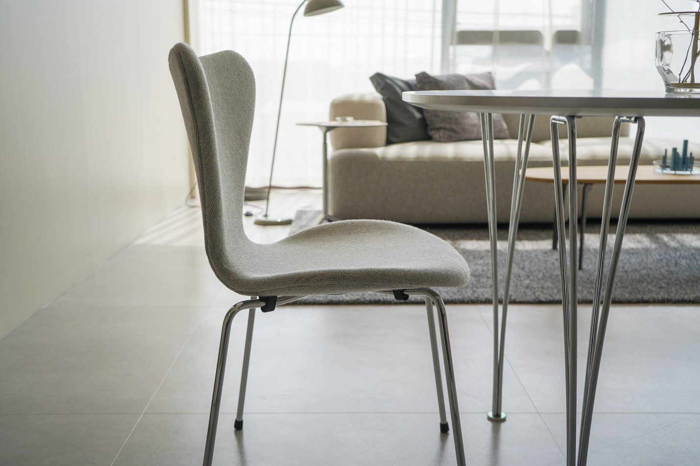 FRITZ HANSEN（フリッツ・ハンセン）SERIES 7（セブンチェア） フルパディング HALLINGDAL - ホワイト/グレー（110）×クロームベース