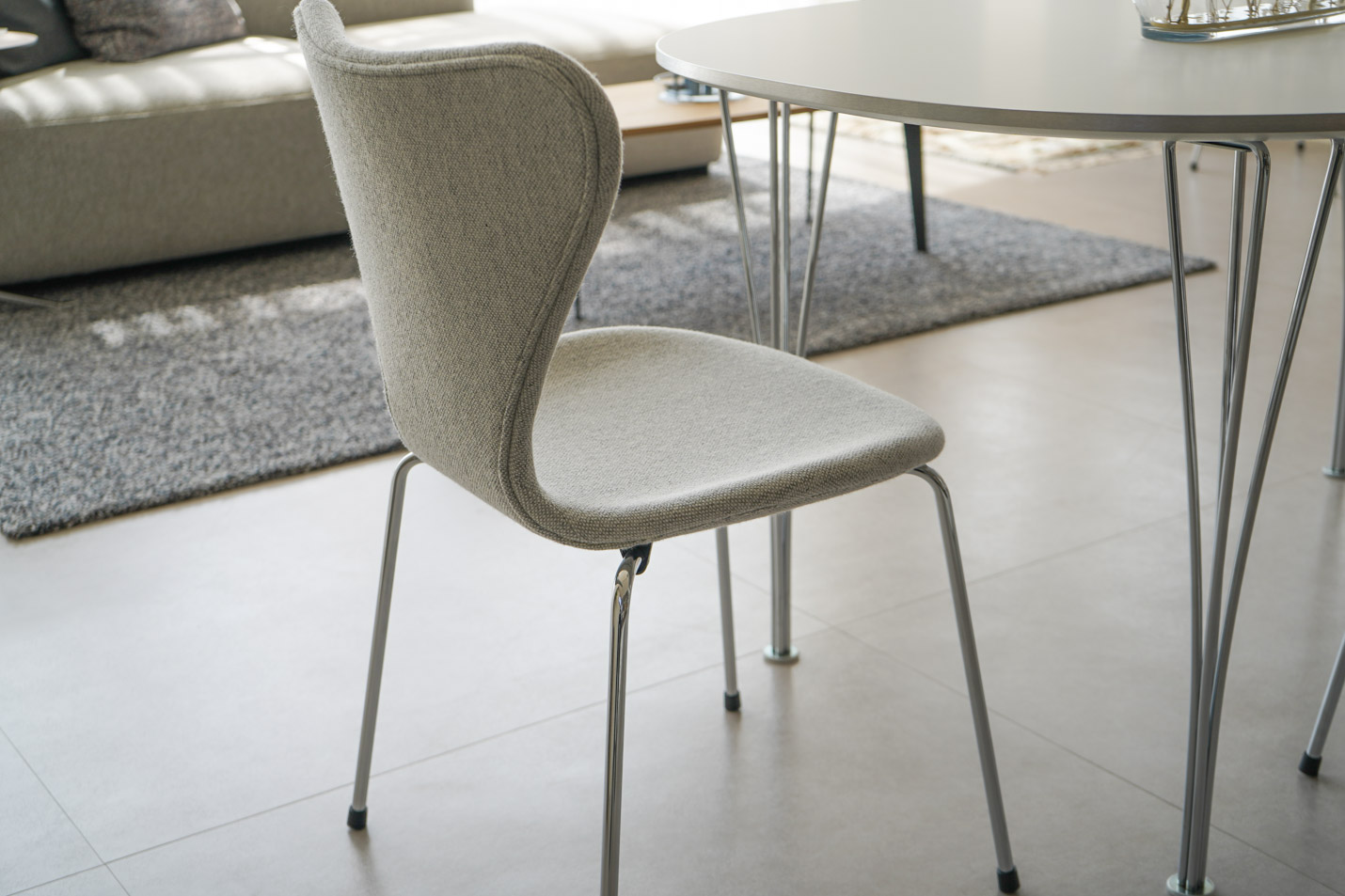 FRITZ HANSEN（フリッツ・ハンセン）SERIES 7（セブンチェア） フルパディング HALLINGDAL - ホワイト/グレー（110）×クロームベース