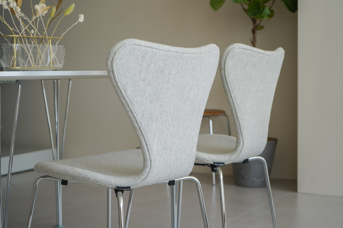 FRITZ HANSEN（フリッツ・ハンセン）SERIES 7（セブンチェア） フルパディング HALLINGDAL - ホワイト/グレー（110）×クロームベース