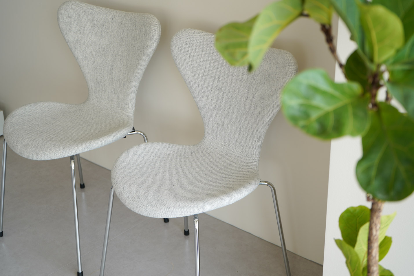 FRITZ HANSEN（フリッツ・ハンセン）SERIES 7（セブンチェア） フルパディング HALLINGDAL - ホワイト/グレー（110）×クロームベース