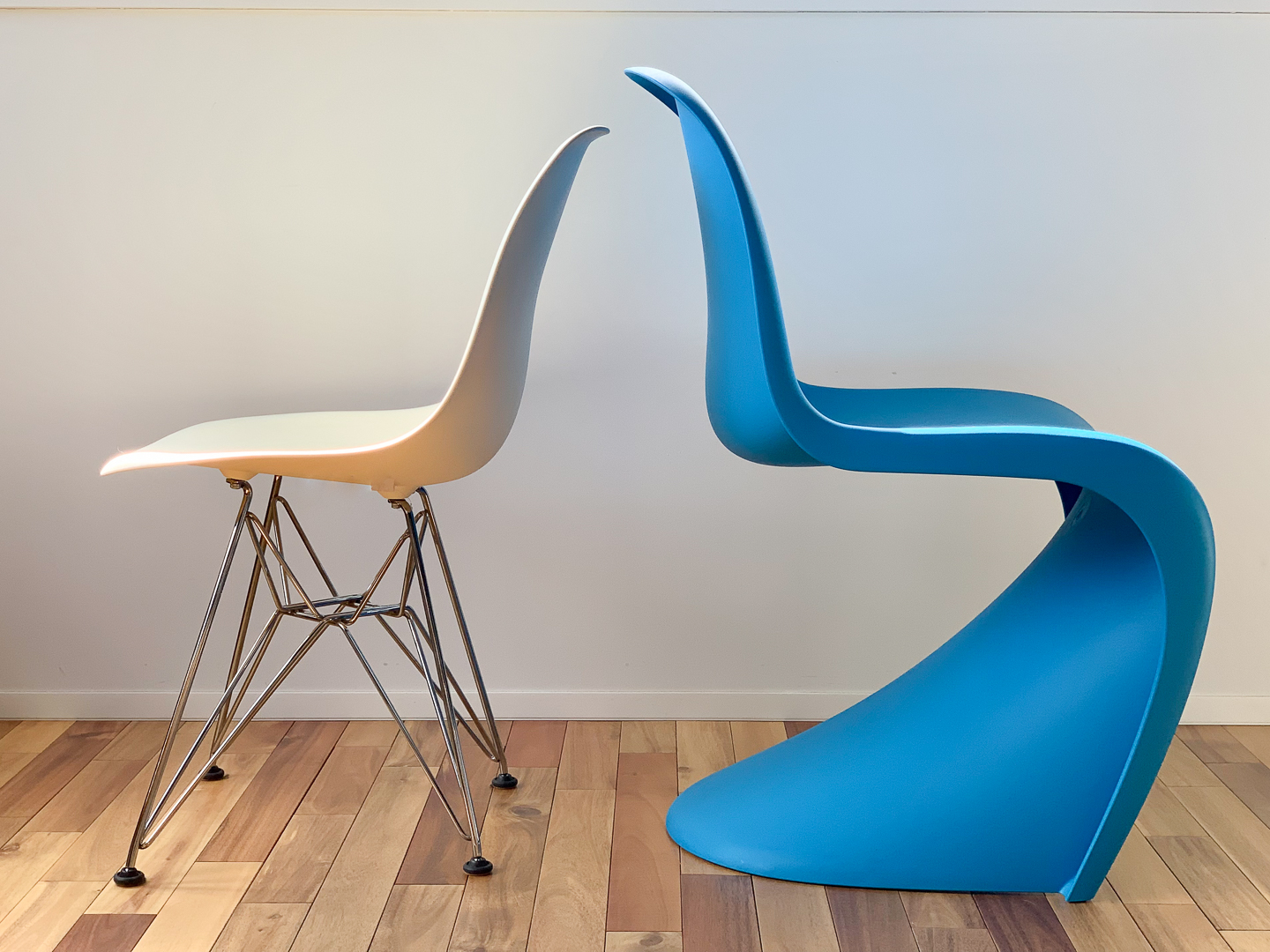 イームズDSRとパントンチェア
